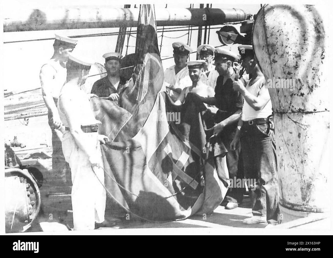 Ein italienisches Schiff hat den roten Fähnrich über der italienischen Flagge, was auf britische Kontrolle hinweist. Stockfoto