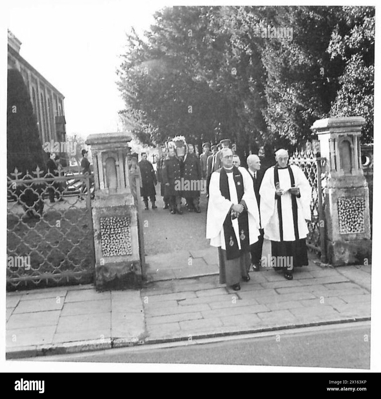 Beerdigungsgottesdienst von Brigadier P.W. Clark, Chief Engineer des Southern Command, zeigt zeremonielle Verfahren, militärische Ehre und die Teilnehmer, die Respekt erweisen. Stockfoto