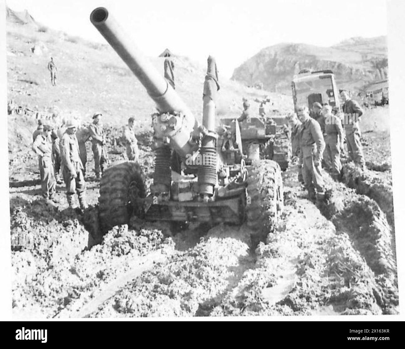 Ein D6-Traktor bewegt eine 5,5-Zoll-Kanone des Medium Regiment R.A. 101/75 durch dicken Schlamm in eine neue Position, was die Mobilität der britischen Artillerie in Italien demonstriert. Stockfoto