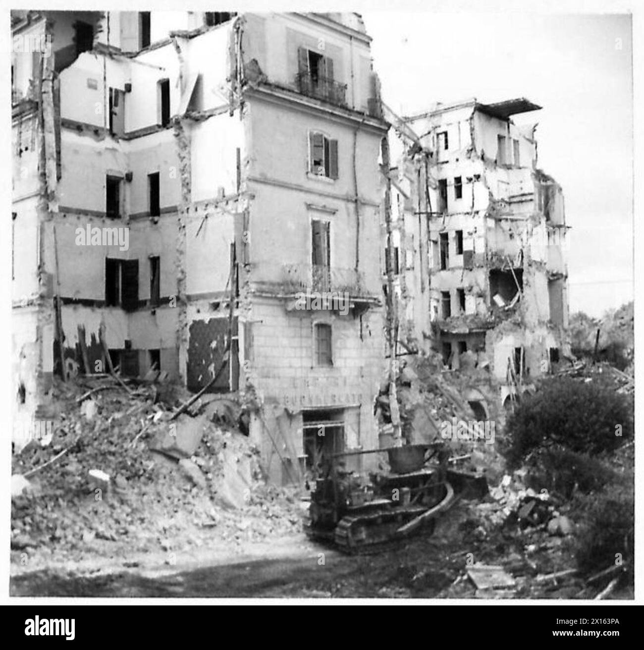 Nach der Landung der Alliierten südlich von Rom während des Zweiten Weltkriegs, bei der die britische Armee einsetzte, räumt ein Bulldozer Trümmer von den Straßen in Anzio. Stockfoto