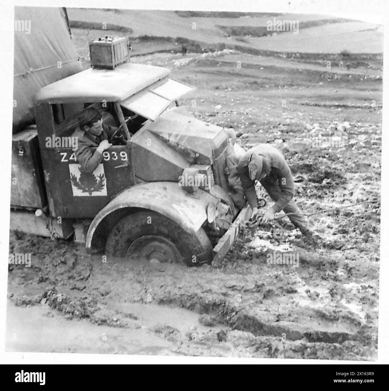 Ein Fahrzeug der 8. Armee mit Allradantrieb steckt im Schlamm fest, während er Vorräte zu einer Vorwärtsgewehr-Position in Italien transportiert. Stockfoto