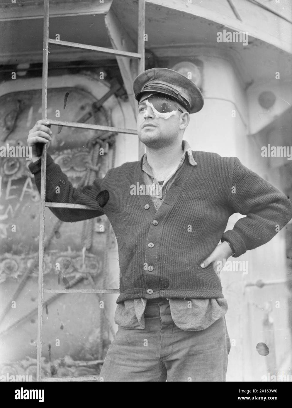 HMCS Niagara, ein Zerstörer der Town-Class, der von den USA übergeben wurde, wird 1941 von einer vollständig kanadischen Besatzung bemannt, darunter ehemalige Holzfäller, Bauern und Lagerarbeiter, die zum ersten Mal das Leben auf der Marine erleben. Fotografisches negativ. Stockfoto