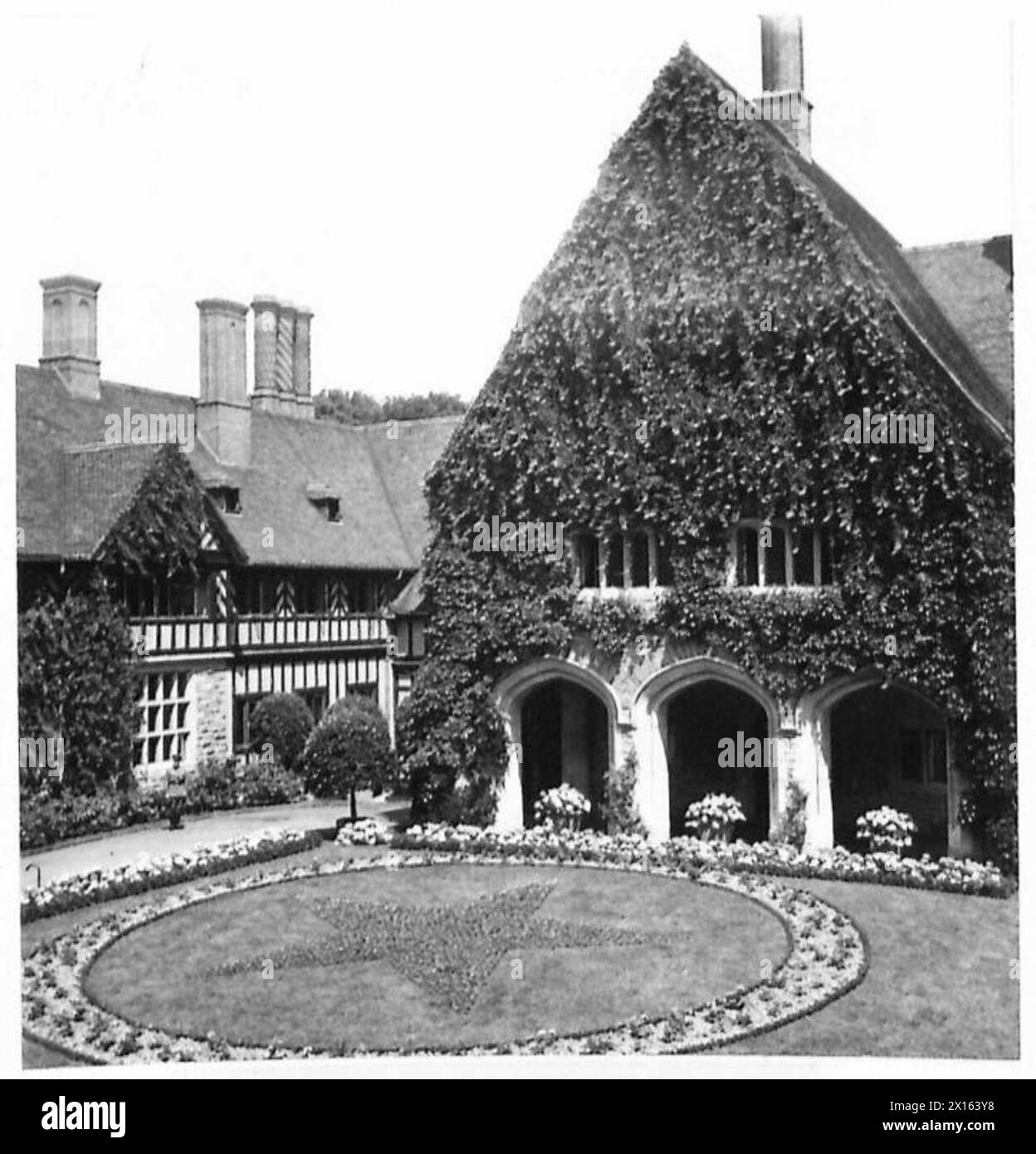 Vorbereitungen für die Big Three Conference, mit einem Garten im Muster der Roten Flagge vor dem Konferenzsaal. Britische Armee, 21. Armeegruppe, beaufsichtigt die Vorkehrungen. Stockfoto
