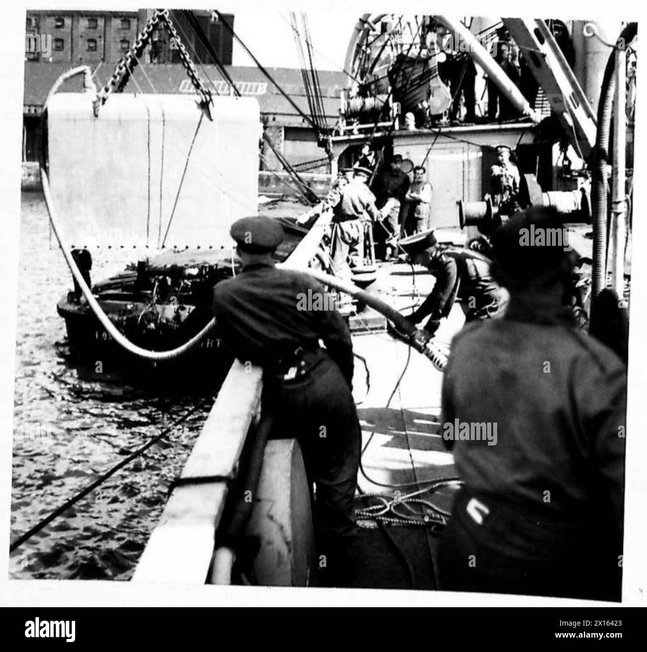 REPARATURSCHIFF MIT KÖNIGLICHEN INGENIEUREN - die Tauchglocke wird von Männern der Royal Engineers British Army über die Schiffsseite gesenkt Stockfoto