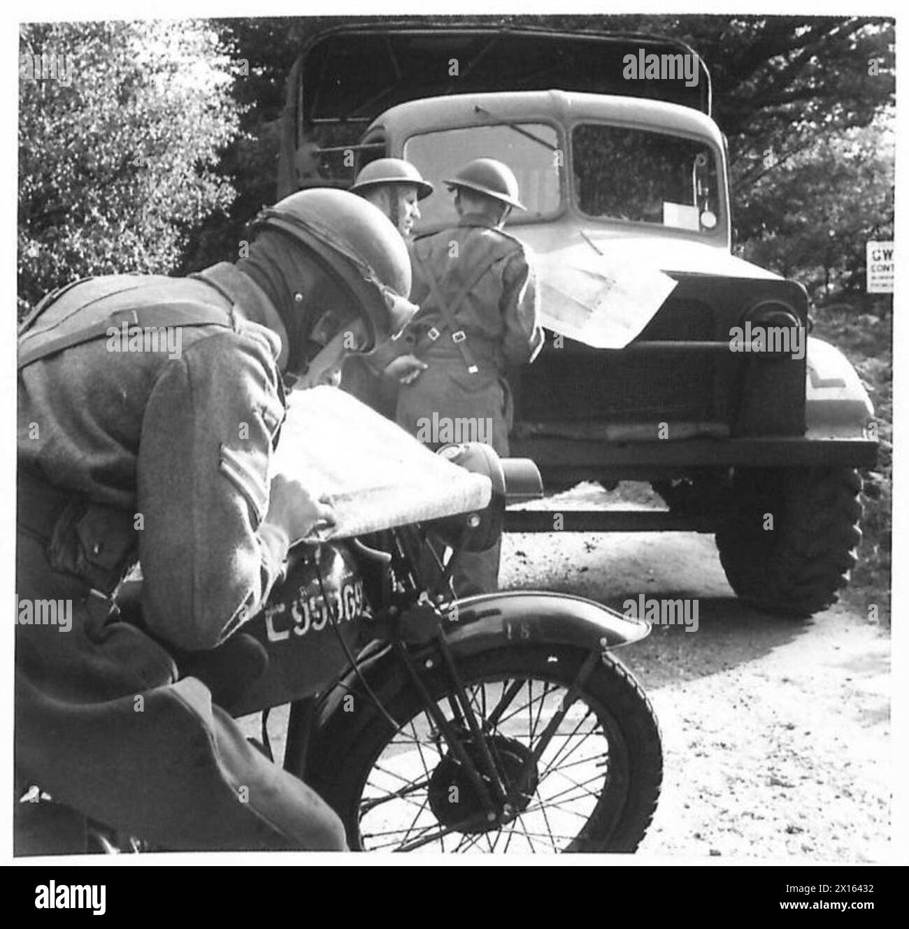 Fahrer und Motorradfahrer der britischen Armee absolvieren im Rahmen ihrer operativen Vorbereitung eine Ausbildung zum Kartenlesen. Stockfoto