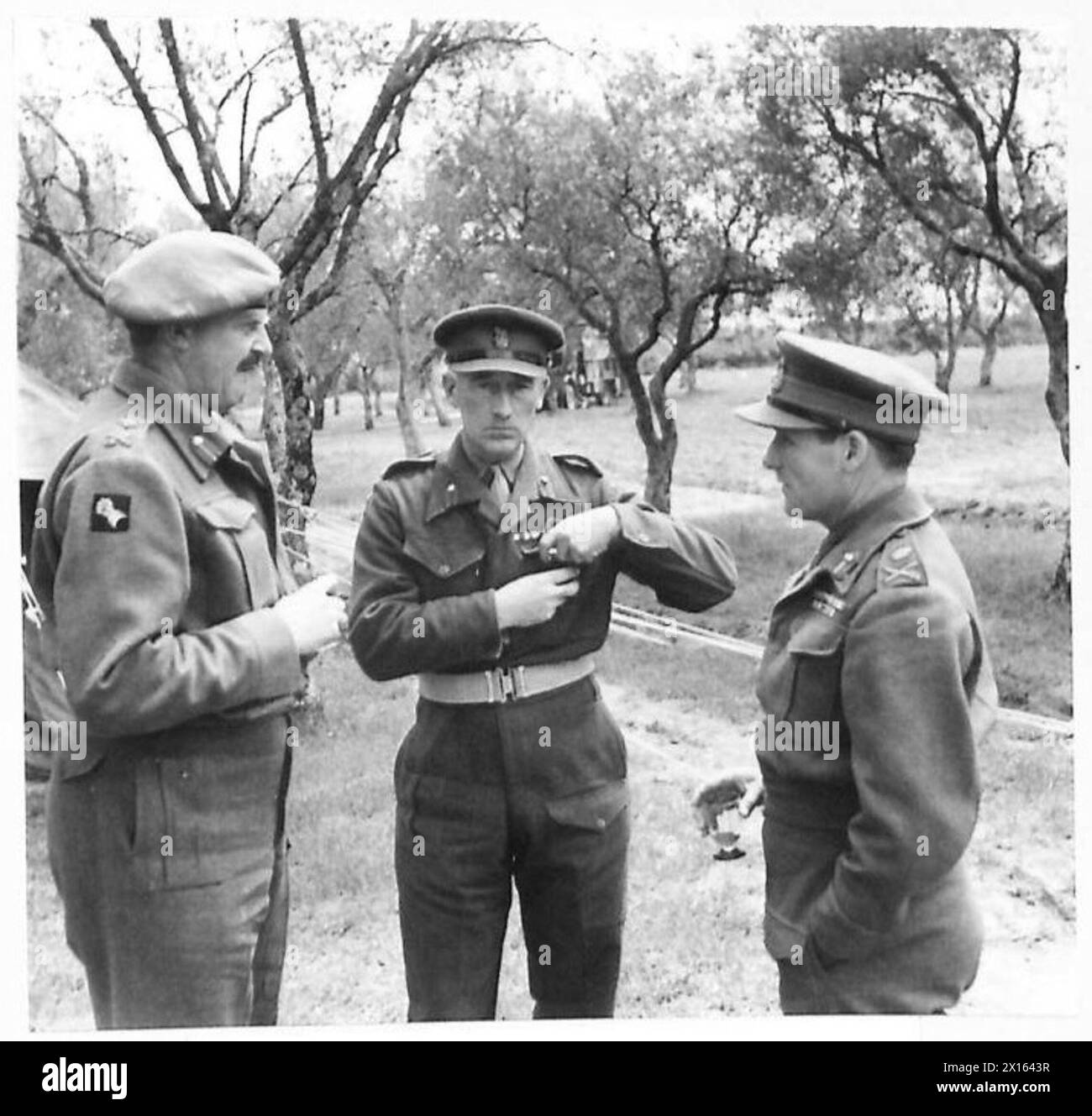 ITALIEN: ACHTE ARMEEKONFERENZ IM TAC-Hauptquartier – von links nach rechts: Generalmajor V. Eveleigh, Brigadegeneral F. Siggers und Lieut. General J. Hardinge British Army Stockfoto