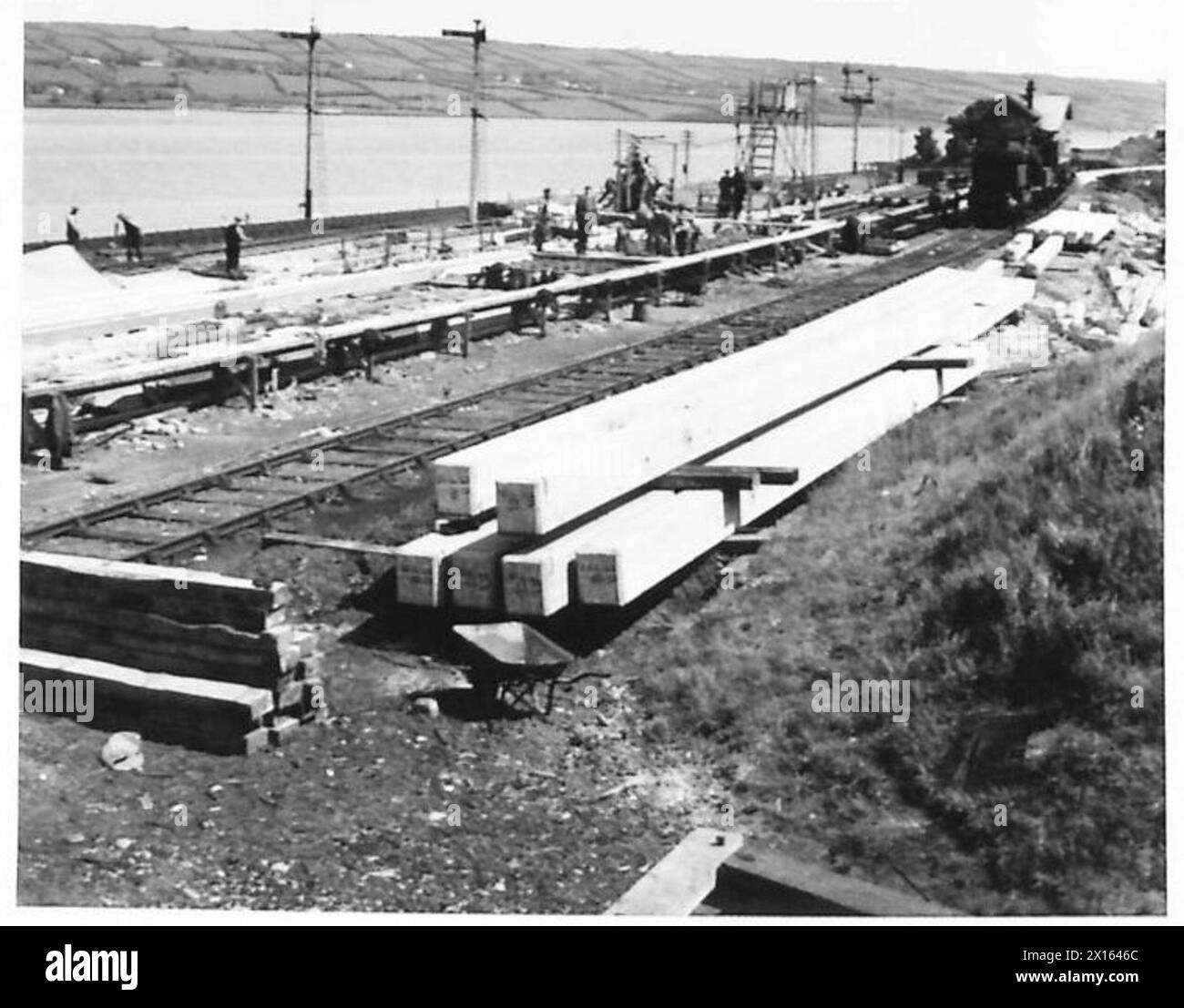 Die Larne Jetty Construction beinhaltete eine Pfahlgussanlage, die dokumentiert wurde, um Fortschritte während der Ingenieuroperationen der British Army zu zeigen. Stockfoto