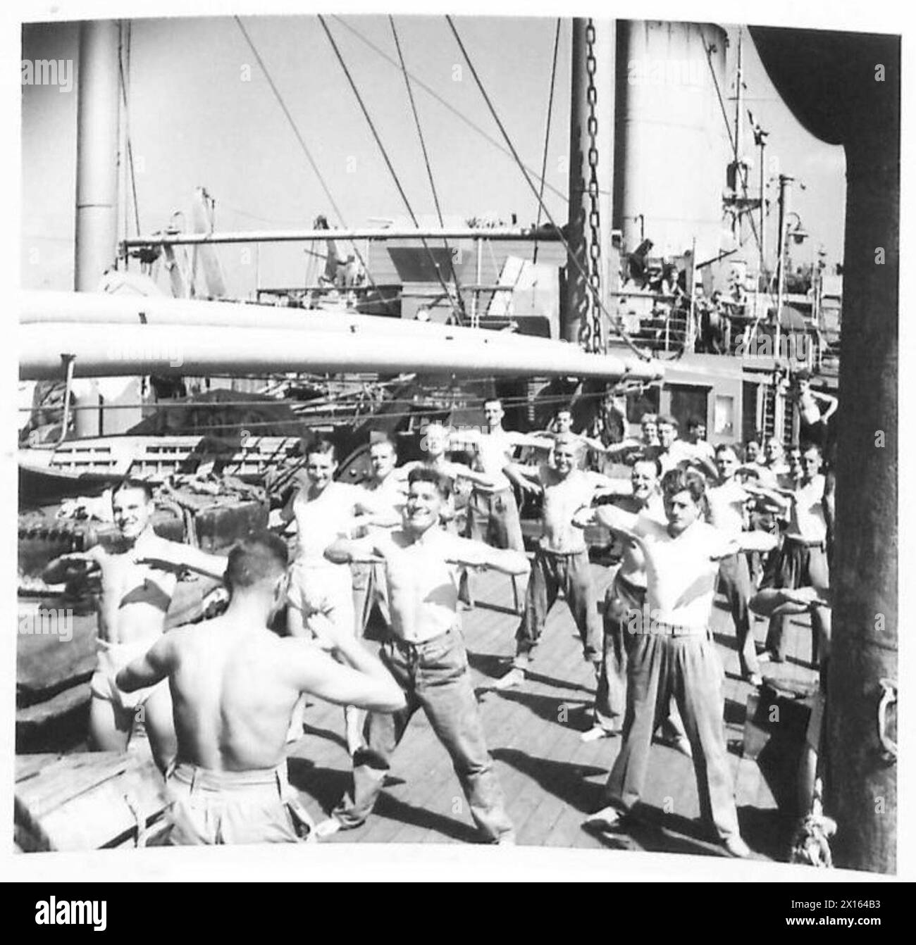 Die Truppen der Fünften Armee üben während der Landung in der Salerno-Bucht in Italien auf dem Deck des Schiffes körperlich aus. Stockfoto