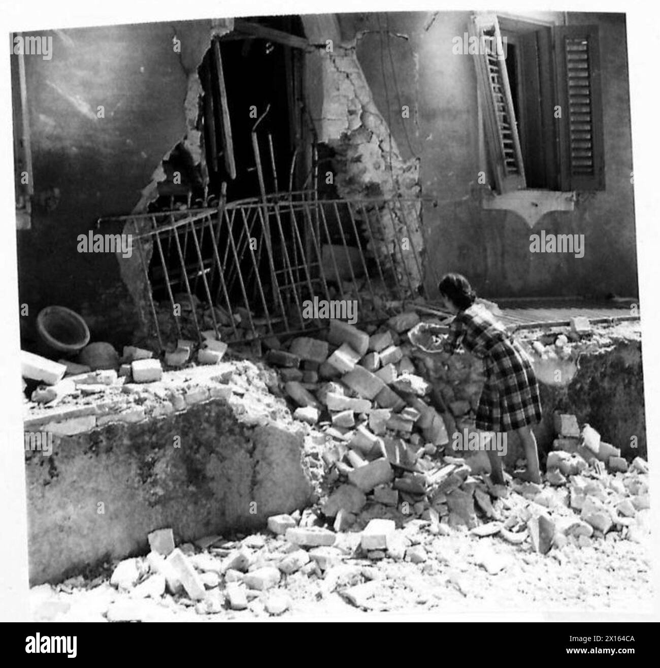 Vor einem Haus in Italien, das den Ort zeigt, an dem während der Invasion Italiens ein Panzer der britischen Armee explodierte. Stockfoto