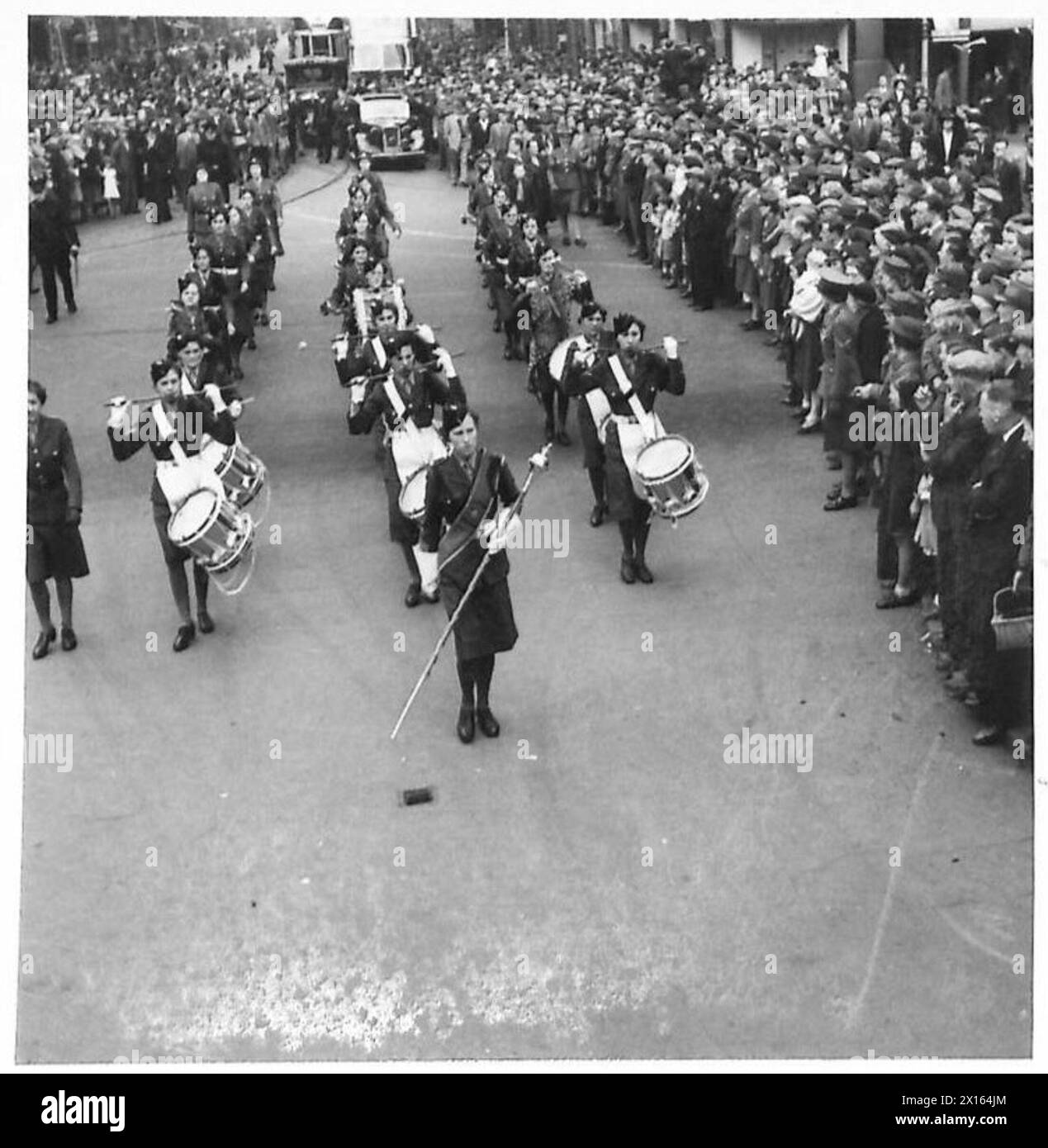 Die ATS-Band kommt auf dem Rathaus-Gelände in Belfast zu einem Empfang in Nordirland an. Stockfoto