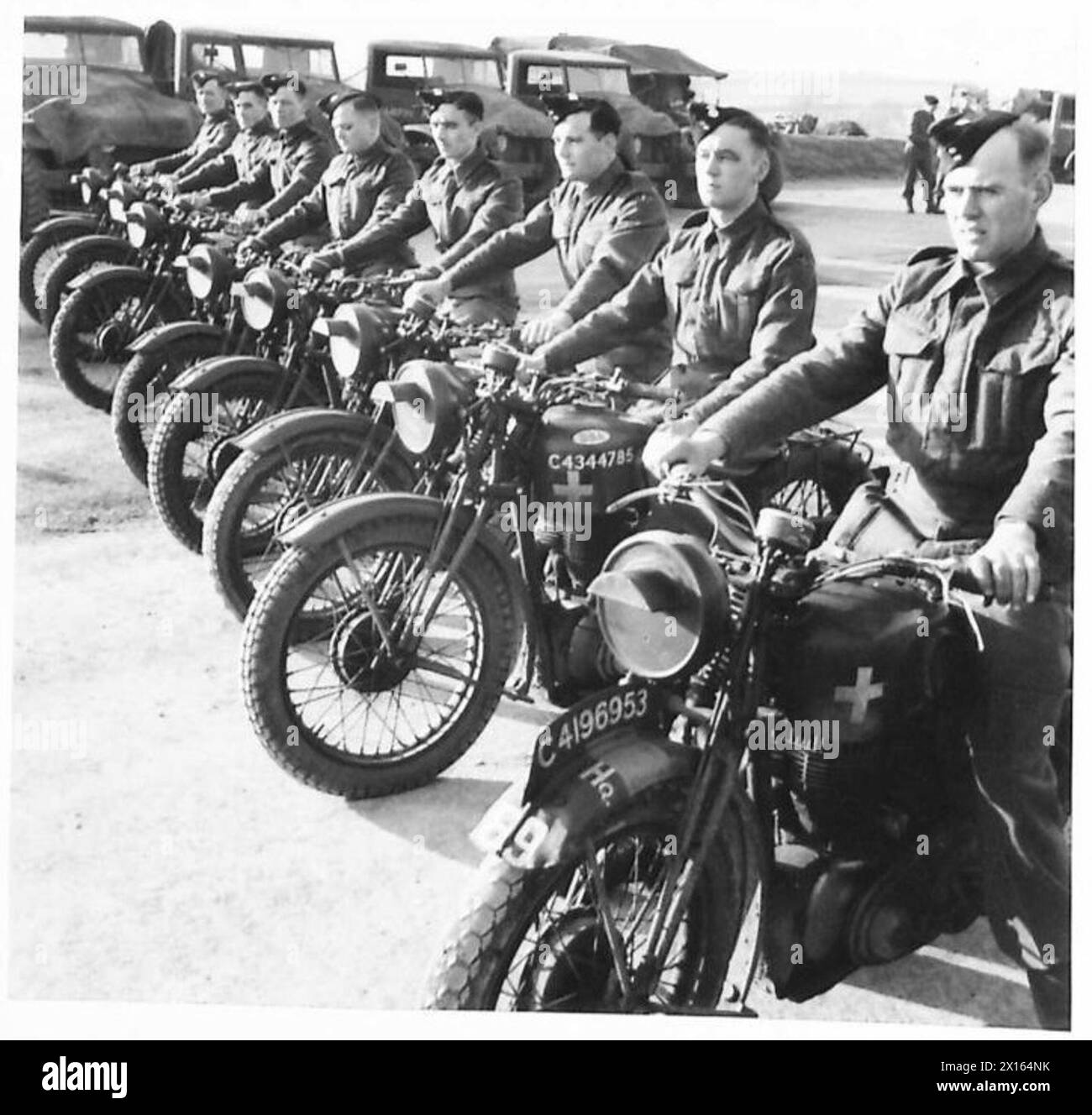 Motorradfahrer eines Trägerzuges aus einem walisischen Regiment, hauptsächlich aus Welshpool und Llanver, sind abgebildet, die militärische Aufgaben erfüllen. Stockfoto