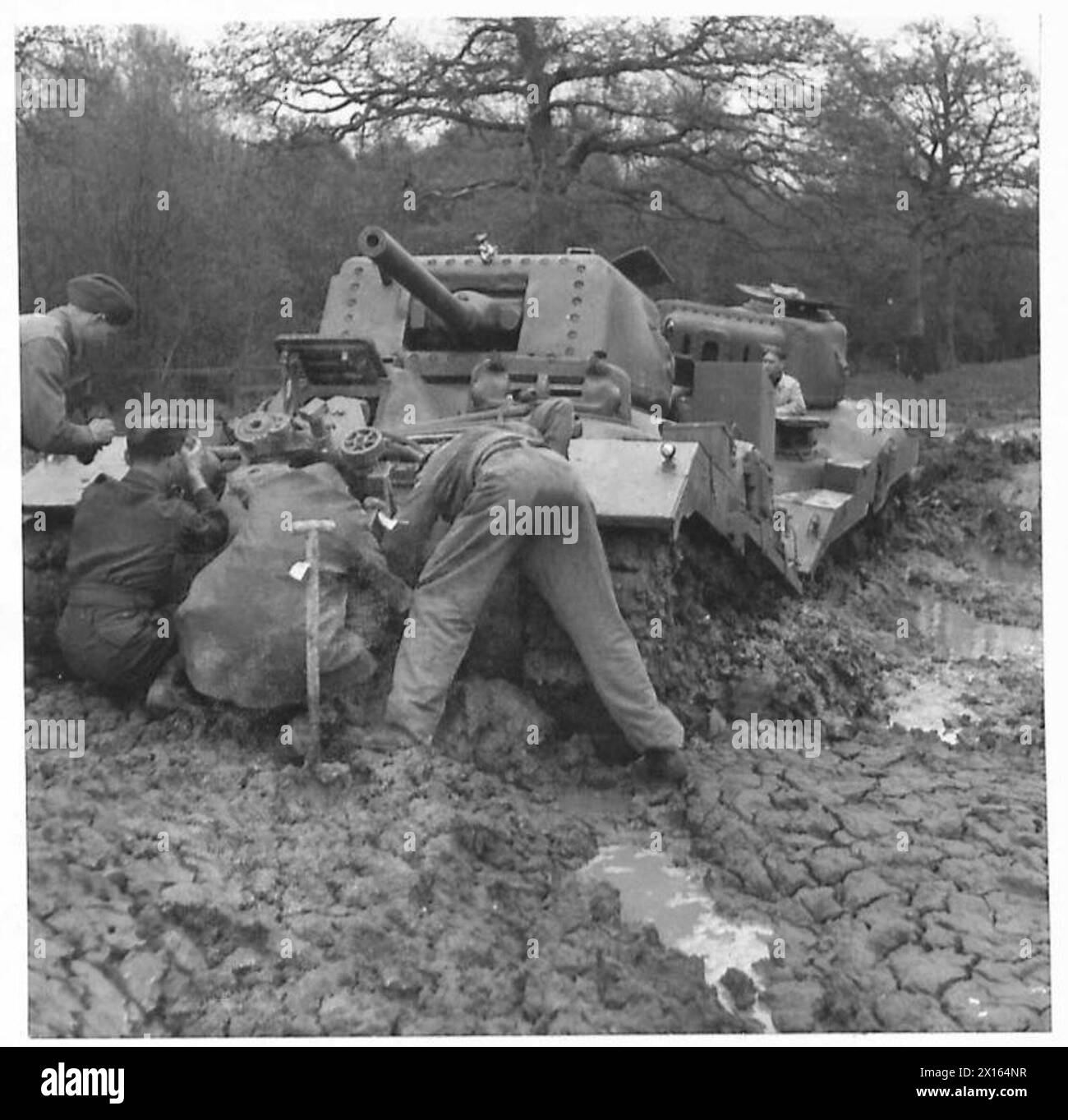 Die Soldaten arbeiten an einem RAM-Tank, der im Schlamm steckt, als Teil einer experimentellen Panzerrückgewinnungsstrecke in Aborfield. Stockfoto