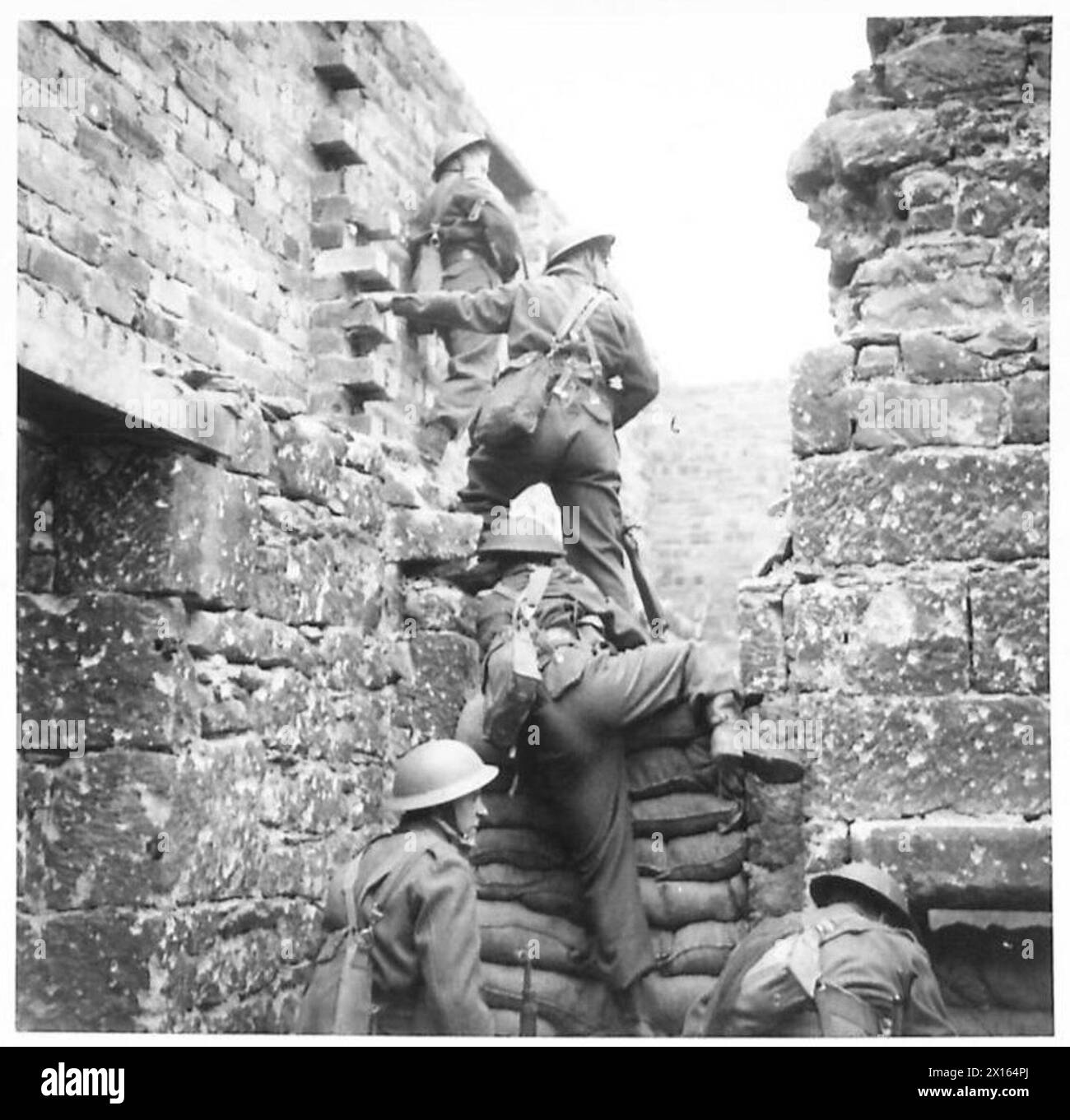 Die Heimwächter demonstrieren die Kampftechniken der Stadt Glasgow, indem sie einen Weg durch Ruinen zwingen, wie sie bei einem Besuch von Major General Johnson beobachtet wurden. Stockfoto