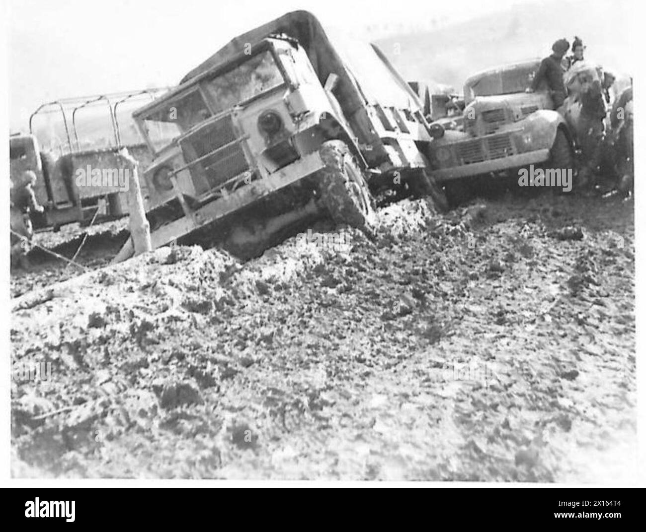 ITALIEN: FÜNFTE ARMEE: REPARATUR DER VERSORGUNGSROUTE DER ARMEE - dieser 3-Tonnen-Wagen rutschte von der Straße ab, während er darauf wartete, durch die britische Armee zu fahren Stockfoto