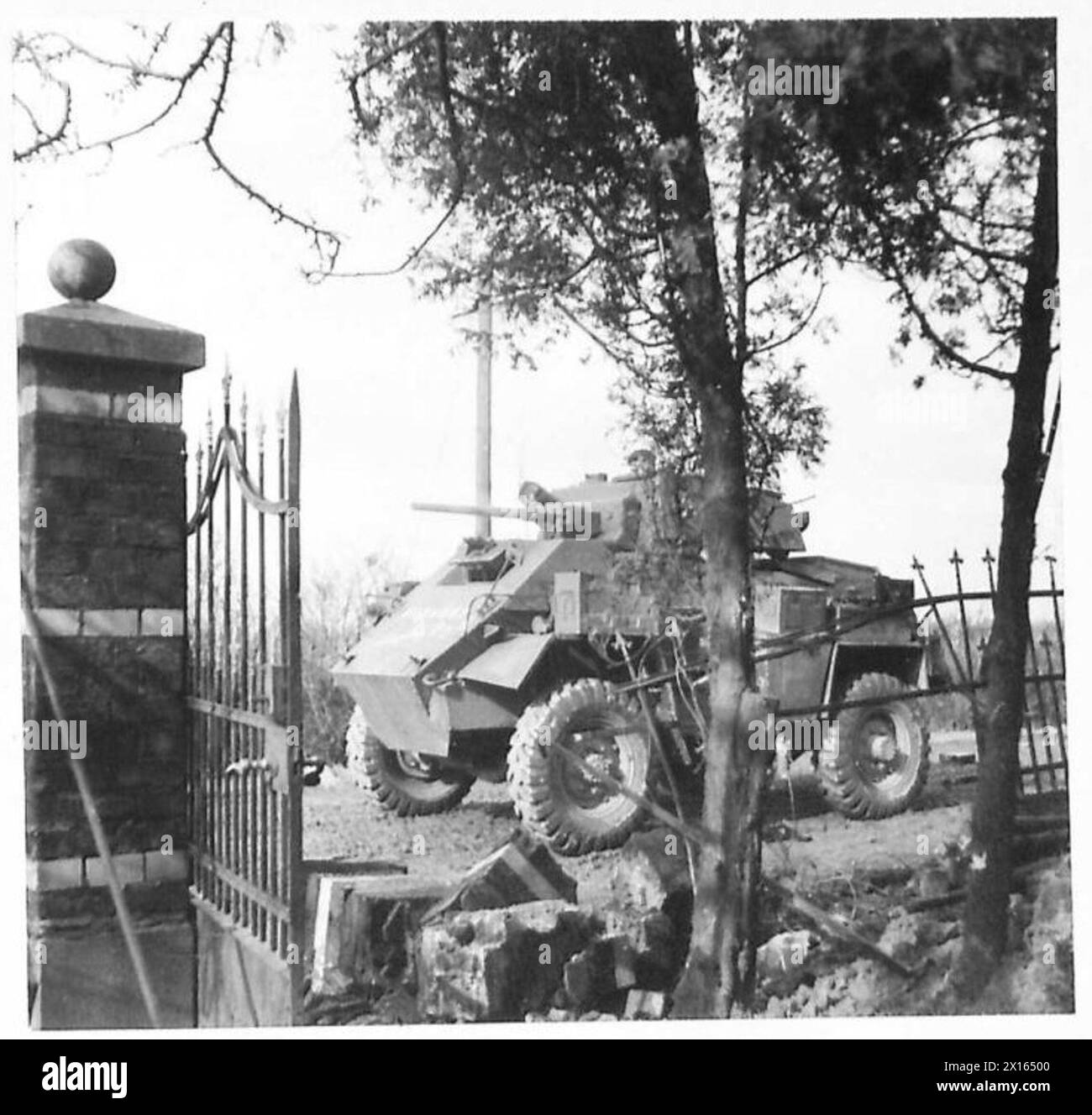 Ein gepanzertes Auto der A-Truppe des 3. Aufklärungskorps feuert ein Besa-Maschinengewehr außerhalb von Goch während der Operationen der 21. Armee der britischen Armee ab. Stockfoto
