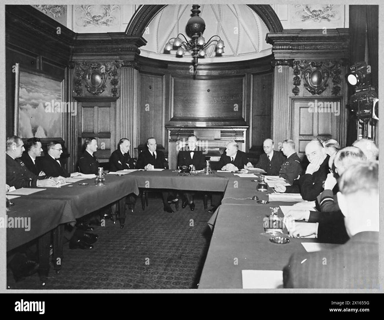 SIR ARCHIBALD SINCLAIR UNTERZEICHNET DIE VERLÄNGERUNG DES EMPIRE AIR TRAINING SCHEME (BILD 1943). 9160. Von links nach rechts - Air Chief Marshal Sir Christopher Courtney [Air Member for Supply & Organisation) Herr R.C. Binnie [Officer of the High commissioner for Australia] Herr W.E. Sheehan [australischer Vertreter] Air Vice Marshal H.N. Wrigley [Air Officer Commanding, Overseas H.Q. Royal Australian Air Force] The Rt.Hon. Vincent Massey [hoher Kommissar für Kanada] der Rt.Hon. S.M. Bruce [hoher Kommissar für Australien] der Rt.Hon. Sir Archibald Sinclair [Staatssekretär für Luft] Herr W.J. Stockfoto