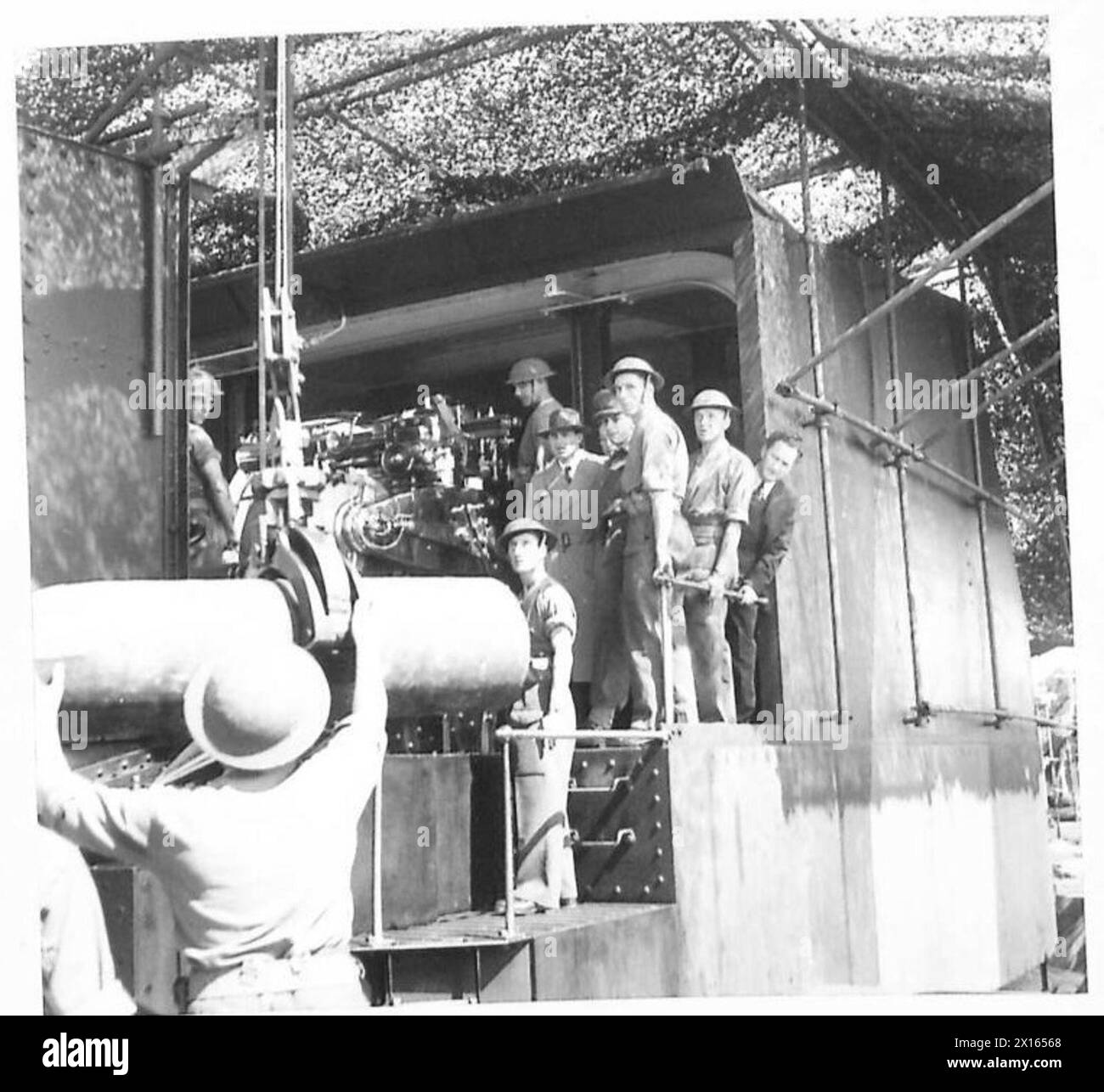 Amerikanische Besucher beobachten, wie eine Panzerbombe in Position gebracht wird, um sie in Dover zu laden. Stockfoto