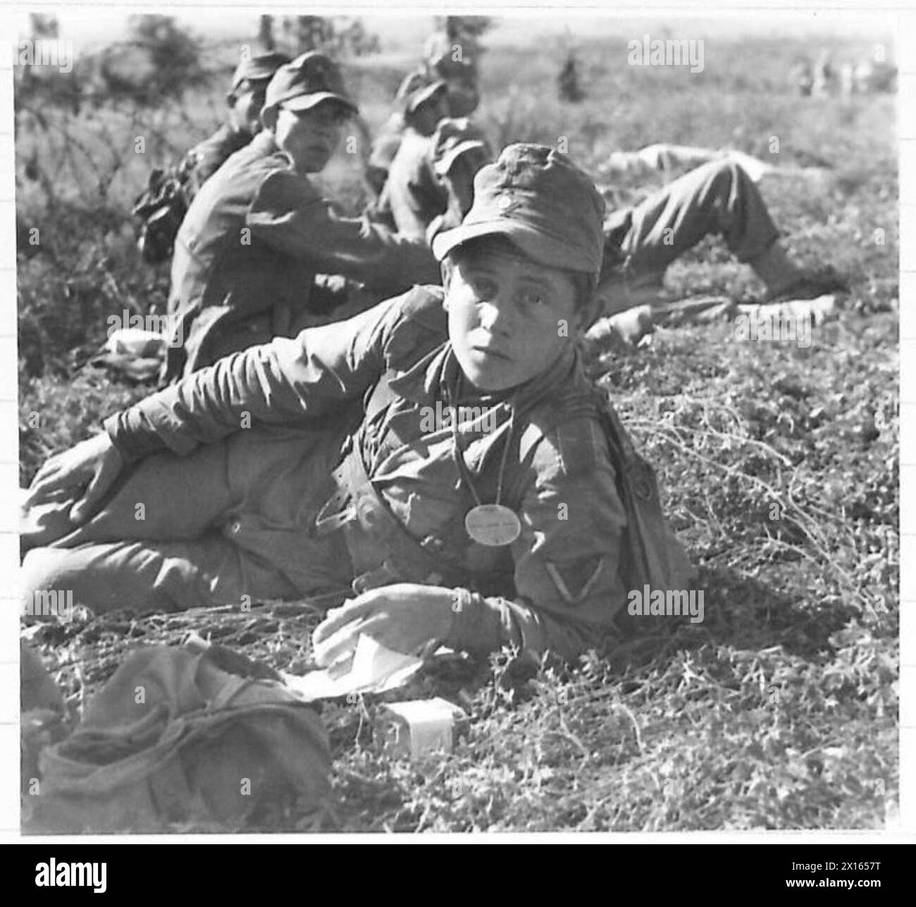 Gefangene, darunter ein 15-jähriger Junge, werden von der Achten Armee nach der Gefangennahme in Pian-Di-Castello eingeliefert, um die Verarbeitung von Gefangenen aus Kriegszeiten zu dokumentieren. Stockfoto