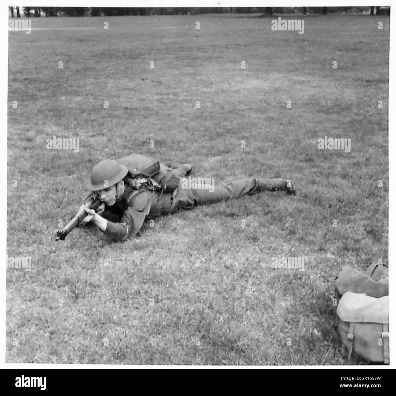 Die britische Armee besetzt eine Schießposition, wodurch eine neue taktische Anordnung für Operationen geschaffen wird. Stockfoto