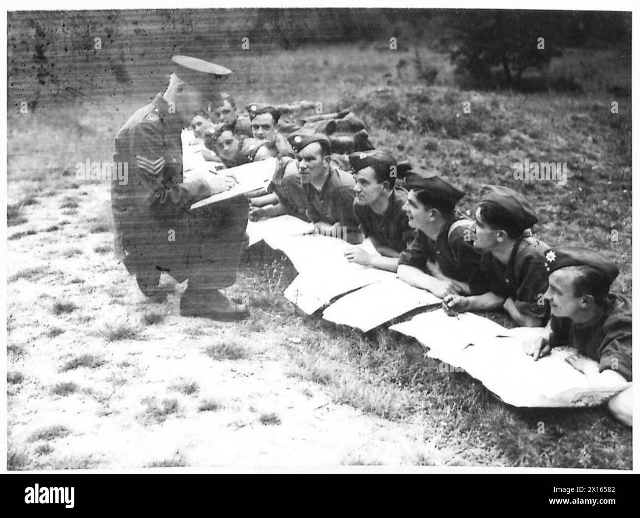 Die Verkehrskontrollgruppe Aldershot Command führt eine Kartenleseklasse für Militärangehörige durch. Stockfoto