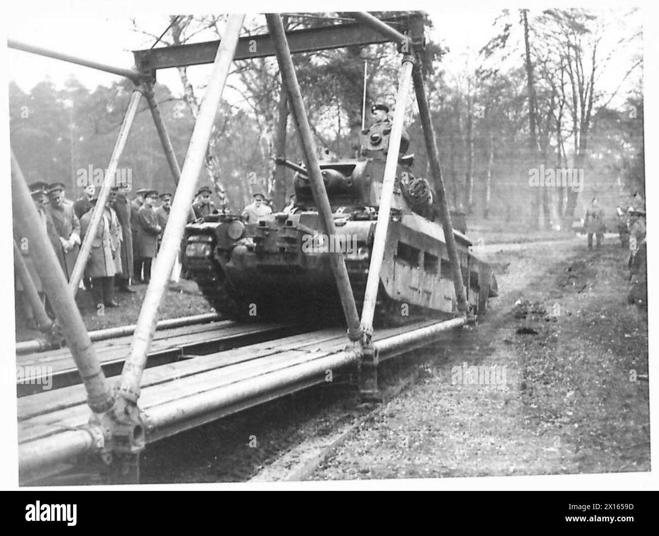 Ein Mark II Infanteriepanzer überquert eine Brücke während einer Bridging-Demonstration der Britischen Armee. Stockfoto