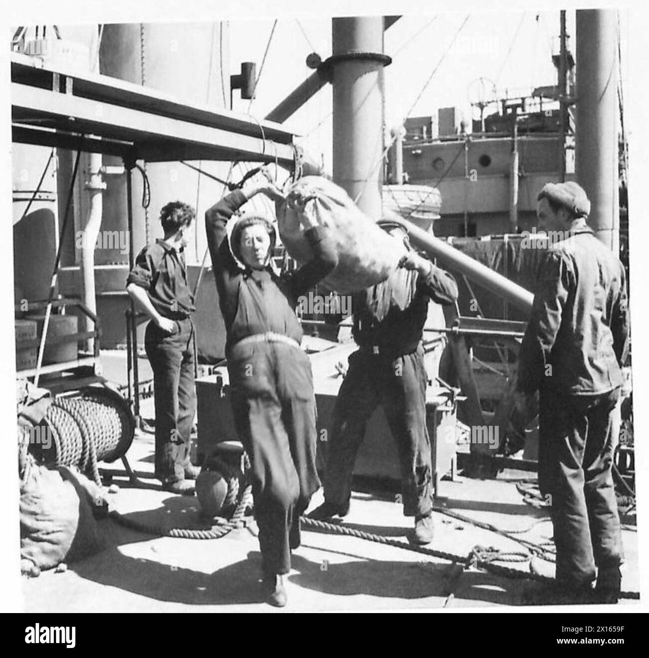 Säcke mit Kartoffeln werden an Bord eines Konvoyschiffes nach Afrika gehisst, um als Vorrat für die Reise über der Galeere zu lagern. Stockfoto