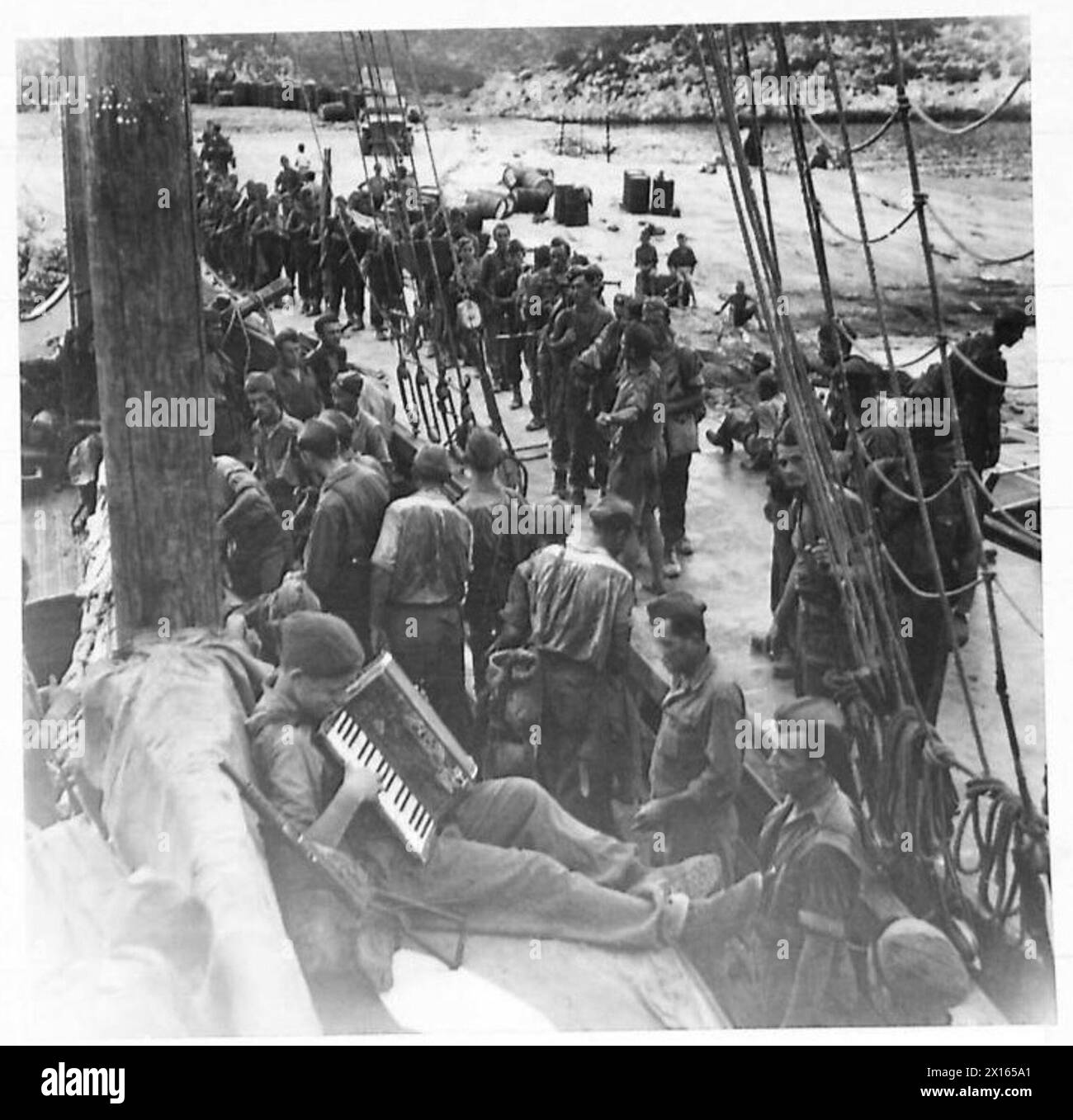 Partisanenkämpfer verpacken Vorräte und Ausrüstung bei Operationen auf ihrer Heimat und auf der Insel Vis Stockfoto