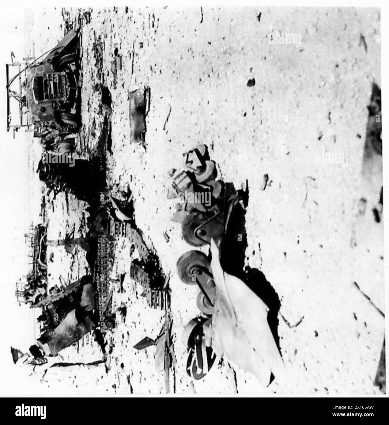 Italienische Militärausrüstung wird auf einem Schlachtfeld in der Westwüste während Kampfeinsätzen mit britischen gepanzerten Autos zerstört. Stockfoto