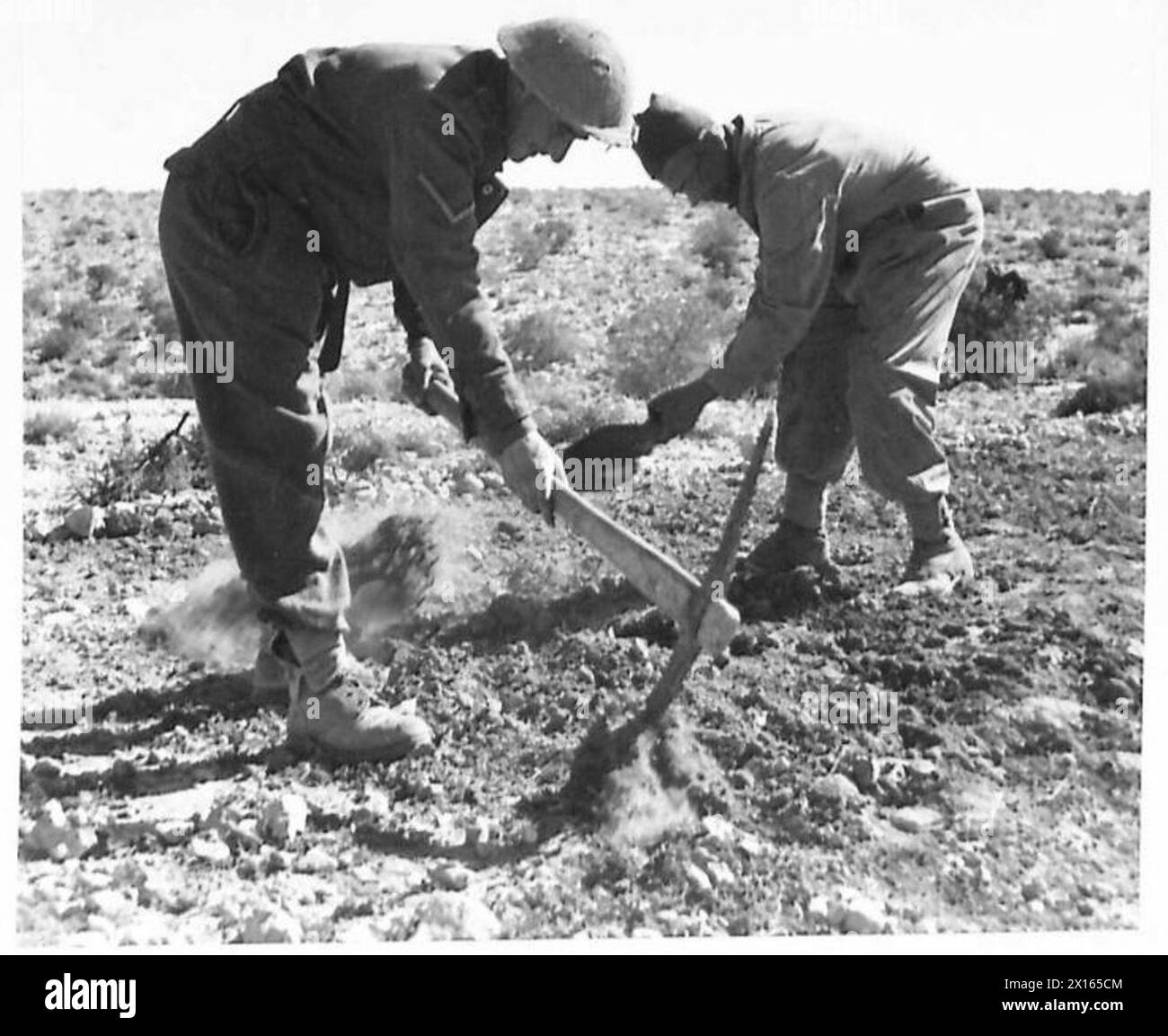 Royal Engineers (R.E.) Sappers errichteten während des Zweiten Weltkriegs eine neue Straße über einen Steilhang in der Westwüste. Diese technische Leistung erleichterte die Bewegung der alliierten Streitkräfte und Vorräte und verbesserte die operative Mobilität in anspruchsvollem Gelände. Stockfoto
