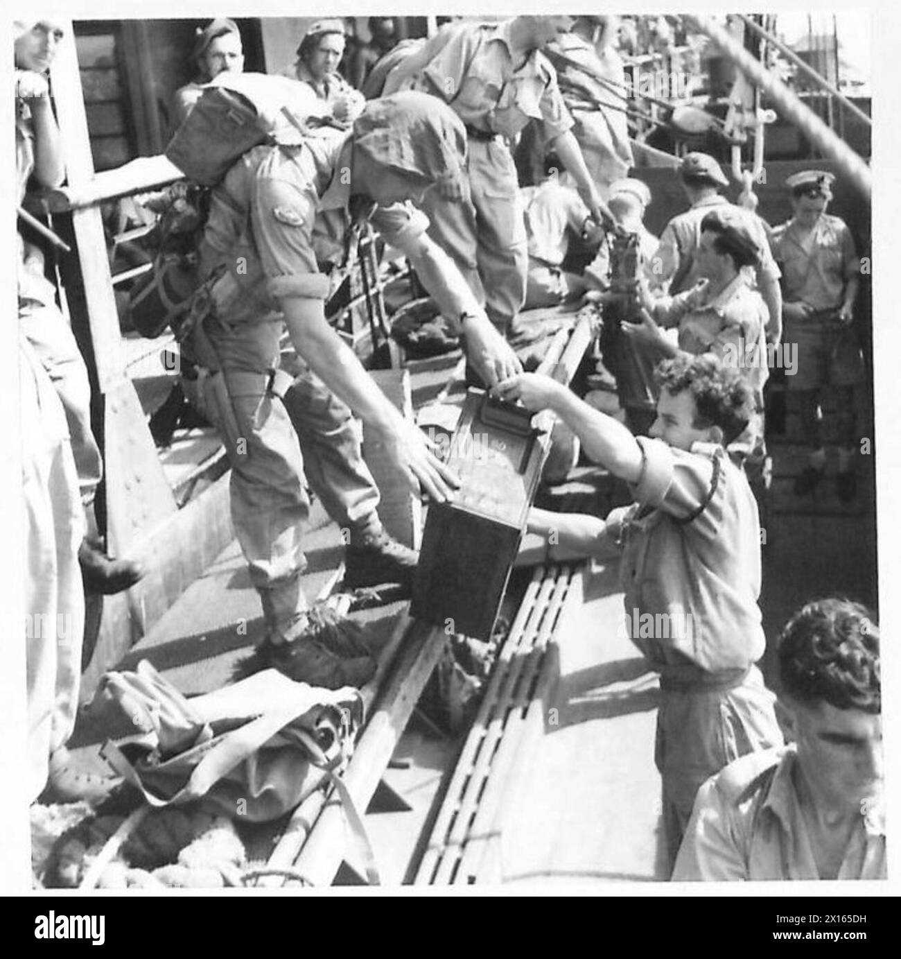 Während der Invasion Siziliens luden Soldaten der 2. Kameronier Sprengstoff in Angriffsboote an Bord des H.M.S. Truppenschiffs Dunera als Teil der vorbereitenden Operationen. Stockfoto