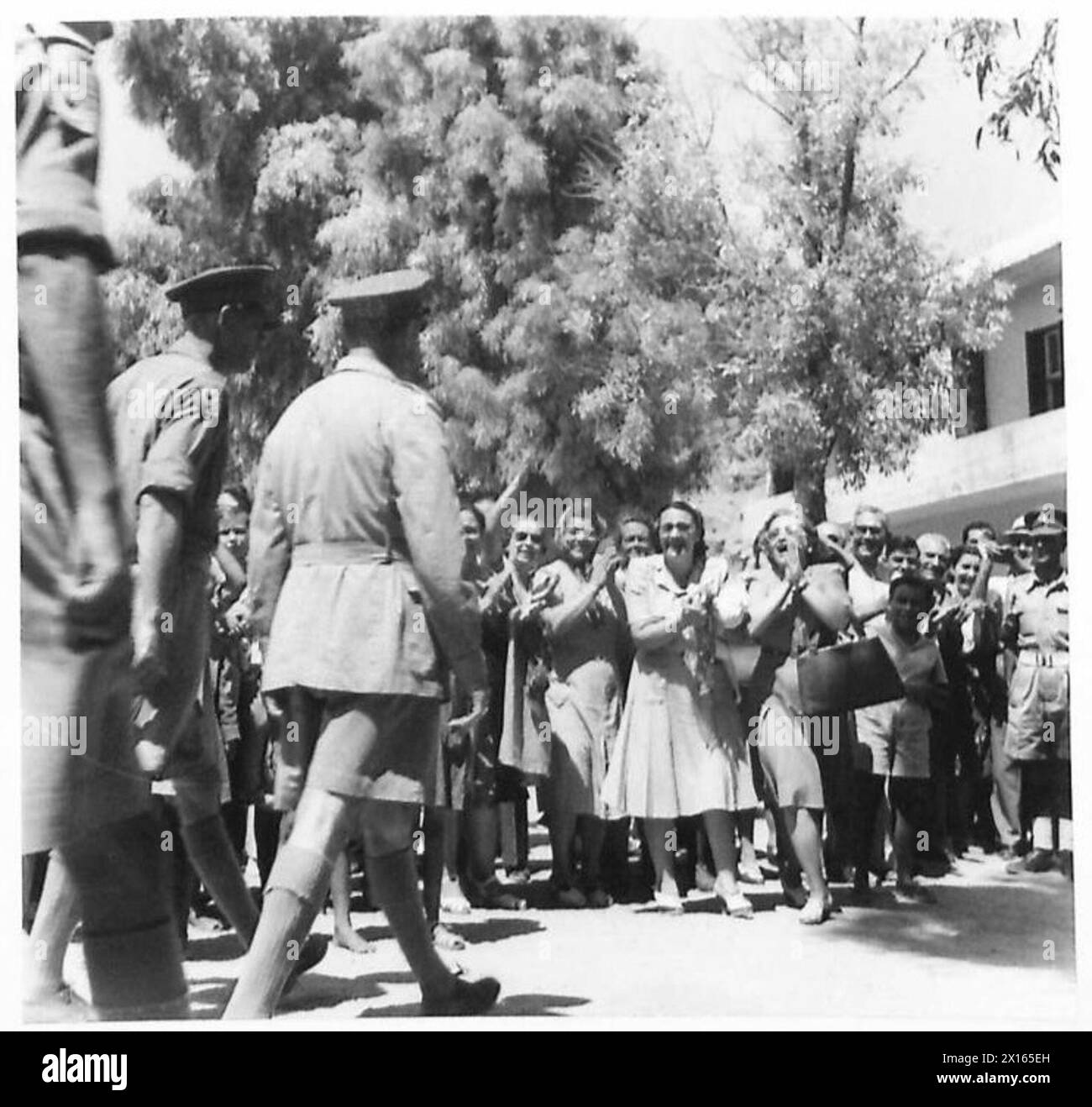FELDMARSCHALL ALEXANDER BESUCHT GRIECHENLAND – Zivilisten aus Loutraki treffen sich, um den Feldmarschall der britischen Armee zu begrüßen Stockfoto