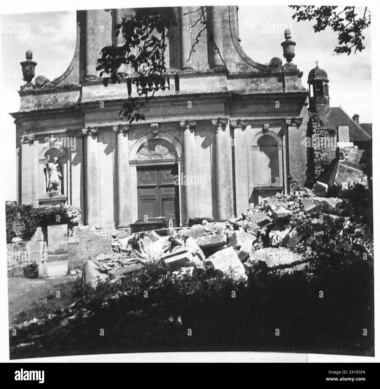 EINE ANKLEIDESTATION IN EINER ABTEI - Blick auf L'Abbaye Mondaye. Nr. 48 Field Dressing Station British Army, 21. Armeegruppe Stockfoto