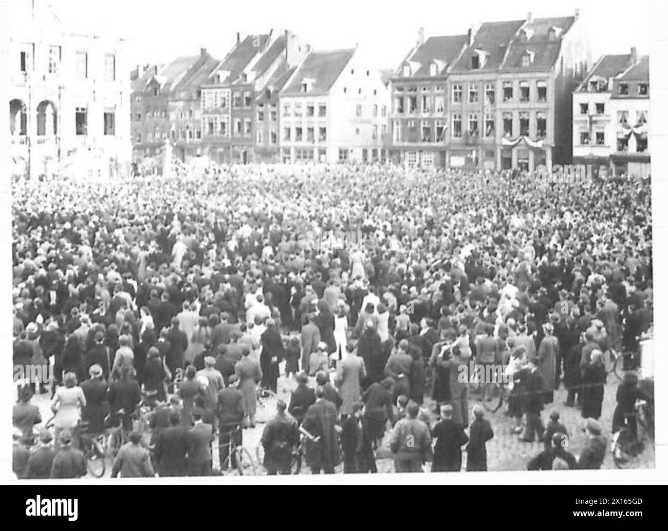 Königin Wilhelmina spricht im Rathaus in Maastricht, Niederlande, an einer öffentlichen Veranstaltung der britischen Armee, 21st Army Group. Stockfoto