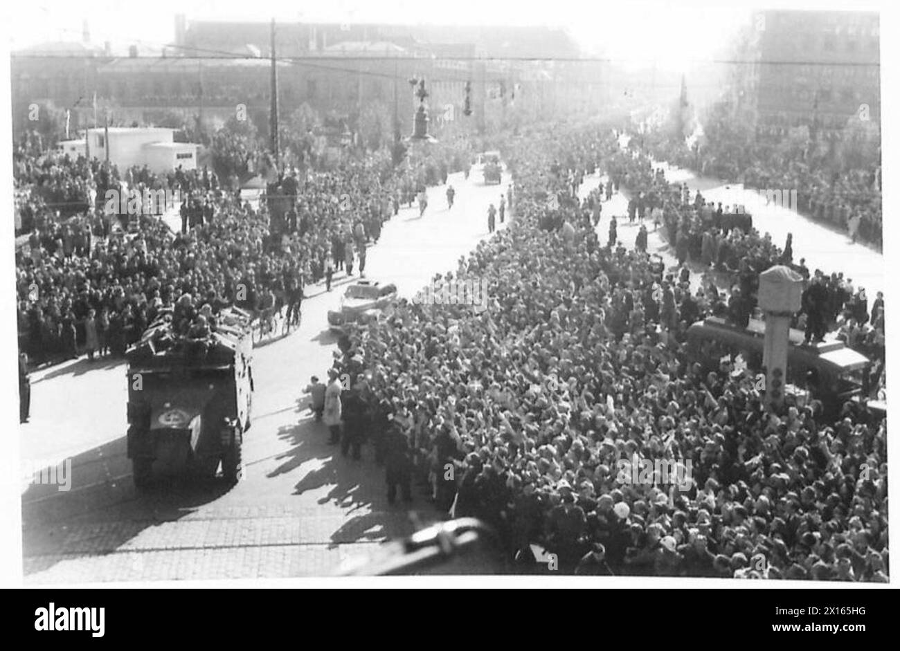 Begeisterte Menschenmassen begrüßen die britische Kolonne bei ihrer Ankunft in Kopenhagen während der Operationen der British Army, 21st Army Group. Stockfoto