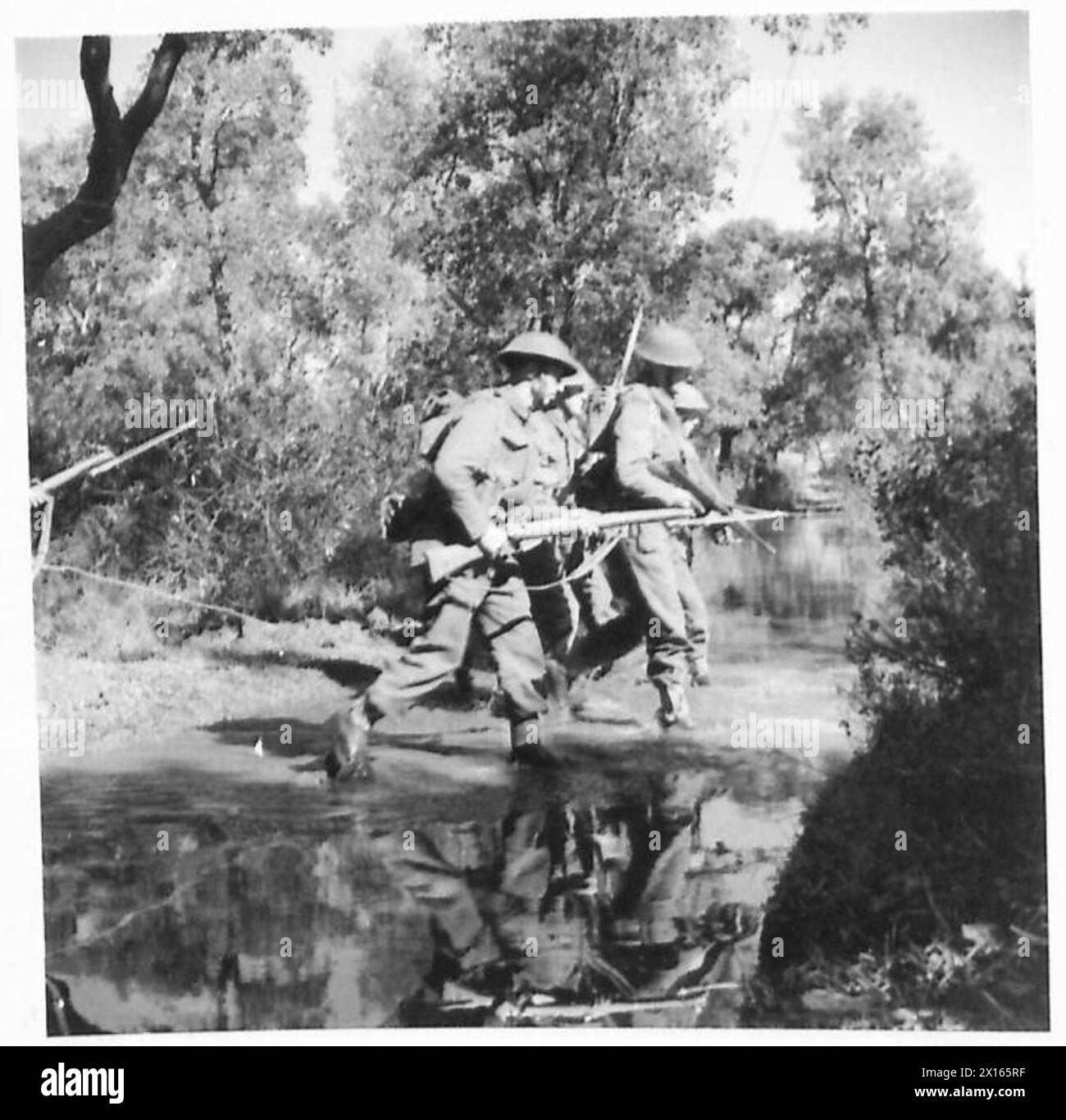 5. ARMEE : ANZIO BRIDGEHEADBLOOD TRANSFUSION BEI EINER R.A.P. - Infanteristen der 1. BN. R.S.L.I. bewegt sich durch einen Strom, britische Armee Stockfoto