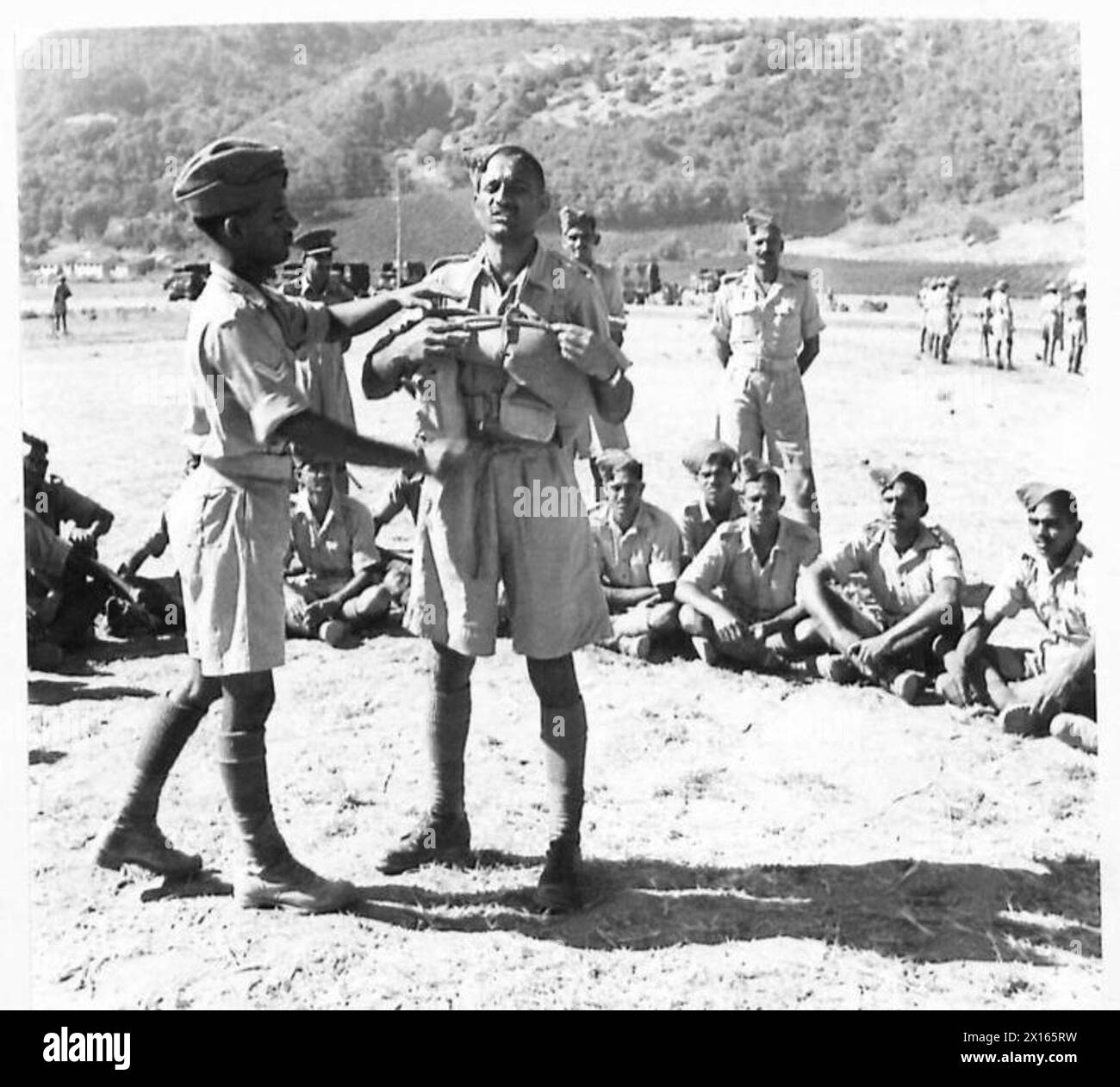 EIN INDISCHES JODHPUR SARDOR-INFANTERIEREGIMENT IN NORDAFRIKA - Eine Gruppe von Männern beobachtet die Anbringung einer "MAE WEST" Rettungsjacke, British Army Stockfoto