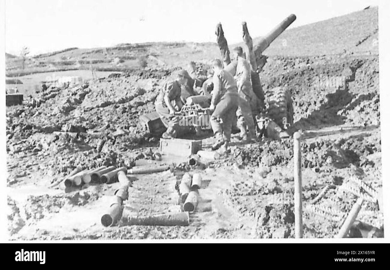 Eine 5,5-Zoll-Kanone der B-Truppe, 101/75 Medium Regiment, Royal Artillery, wird von der Besatzung während des Einsatzes in Italien mit der britischen Achten Armee betrieben. Stockfoto