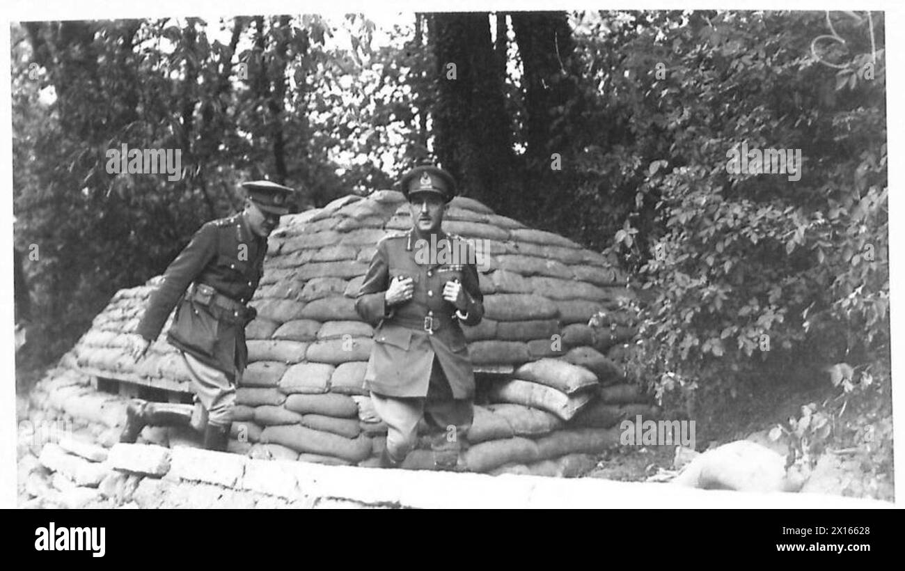 GENERAL SIR ALAN BROOKE IM KOMMANDO NORD - der Oberbefehlshaber sieht sich eine Pillenbox der britischen Armee an Stockfoto