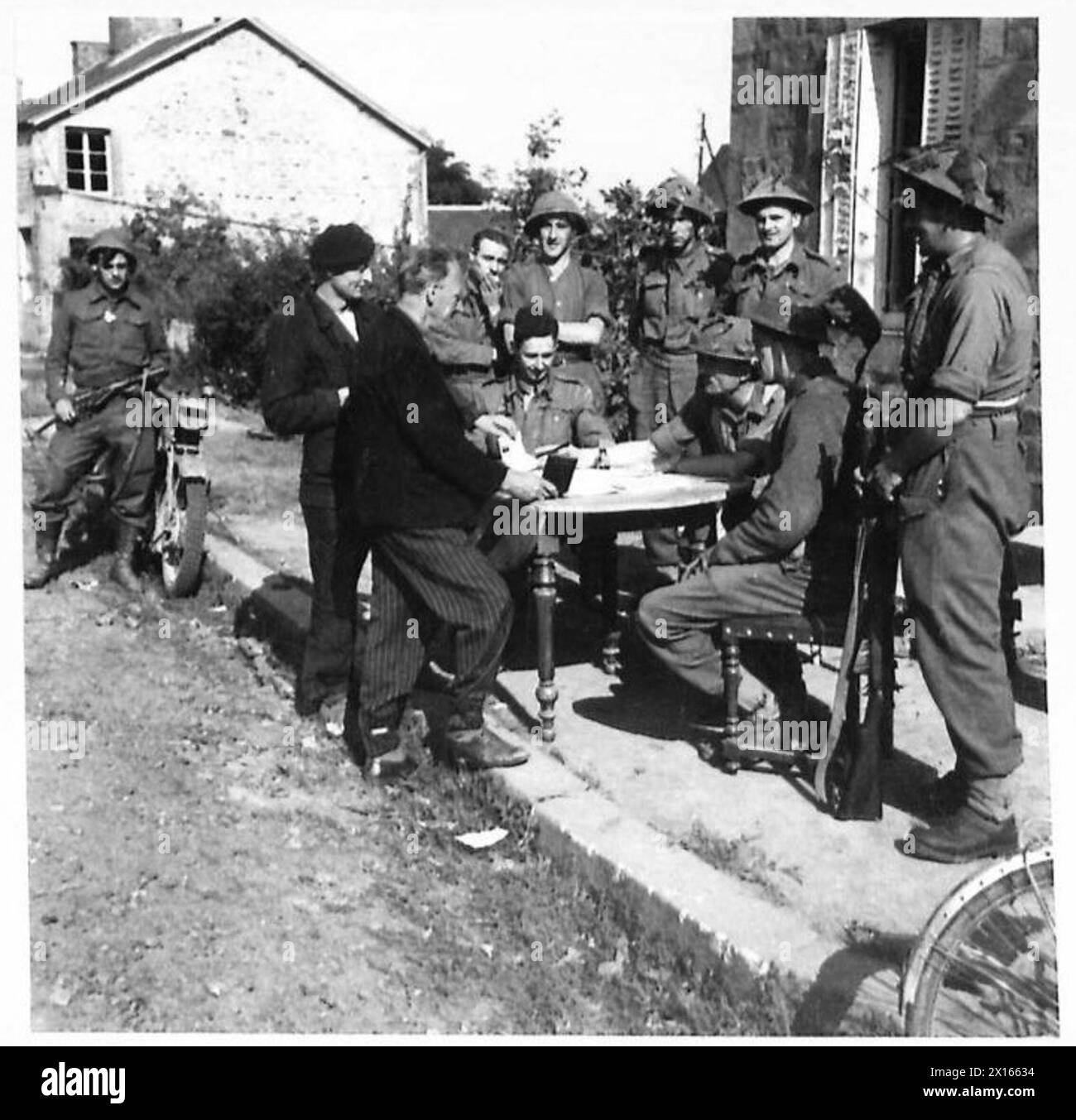 Das 2. East Yorkshire Regiment verhört französische Zivilisten in Monsecret während des Vormarsches durch Flers. Stockfoto