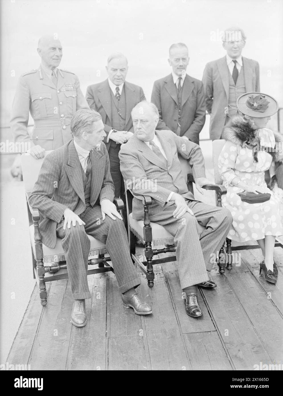 Im August 1943 fand in der Zitadelle in Québec ein Treffen zwischen dem britischen Premierminister Winston Churchill und dem US-Präsidenten Franklin Roosevelt statt, an dem hochrangige Beamte wie Anthony Eden, die Countess of Athlone, der Earl of Athlone, Mackenzie King, Alexander Cadogan und Brendan Bracken teilnahmen. Stockfoto