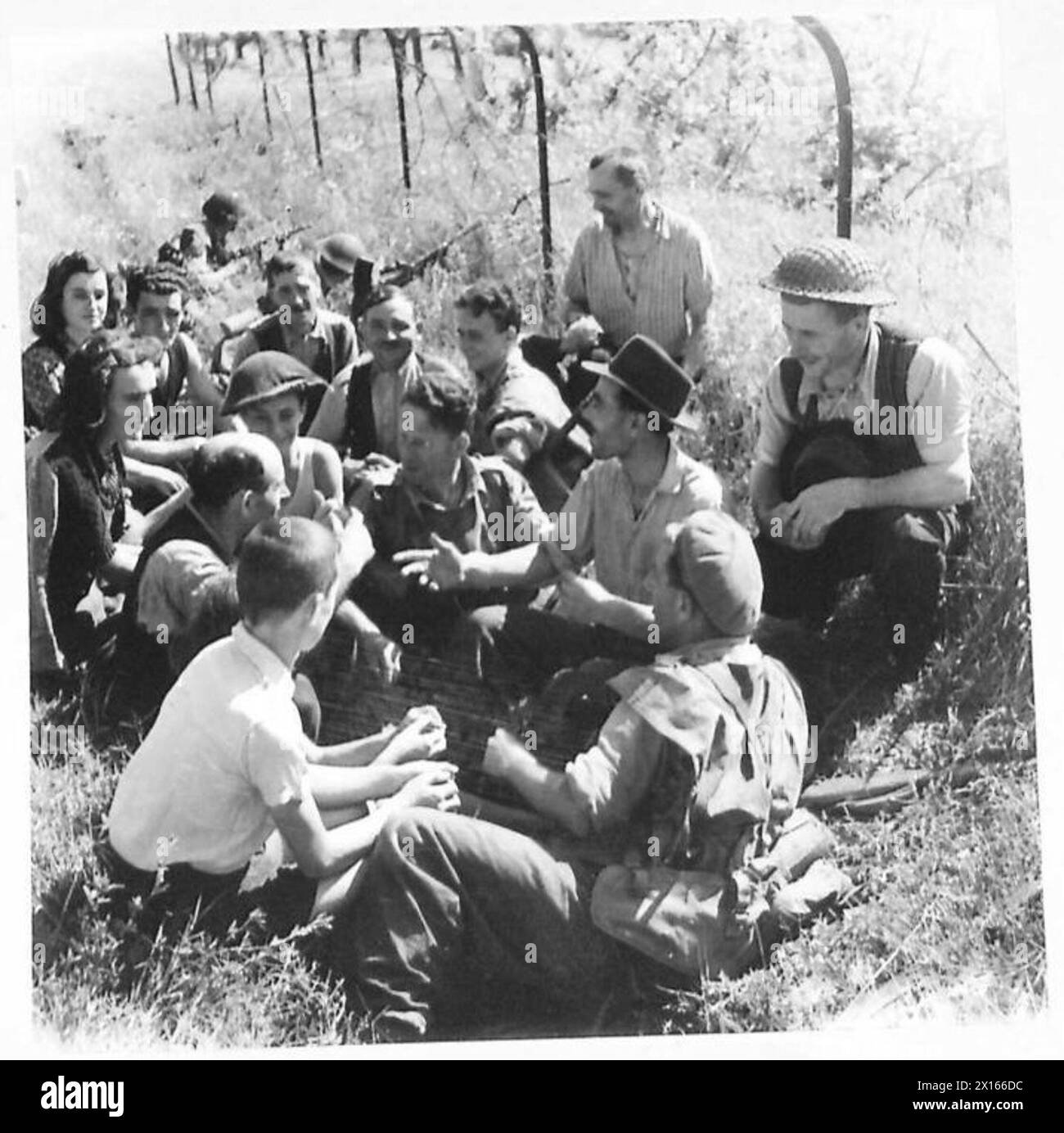 Soldaten der 8. Armee interagieren mit Zivilisten außerhalb von Arezzo nach der Eroberung der Stadt. Stockfoto