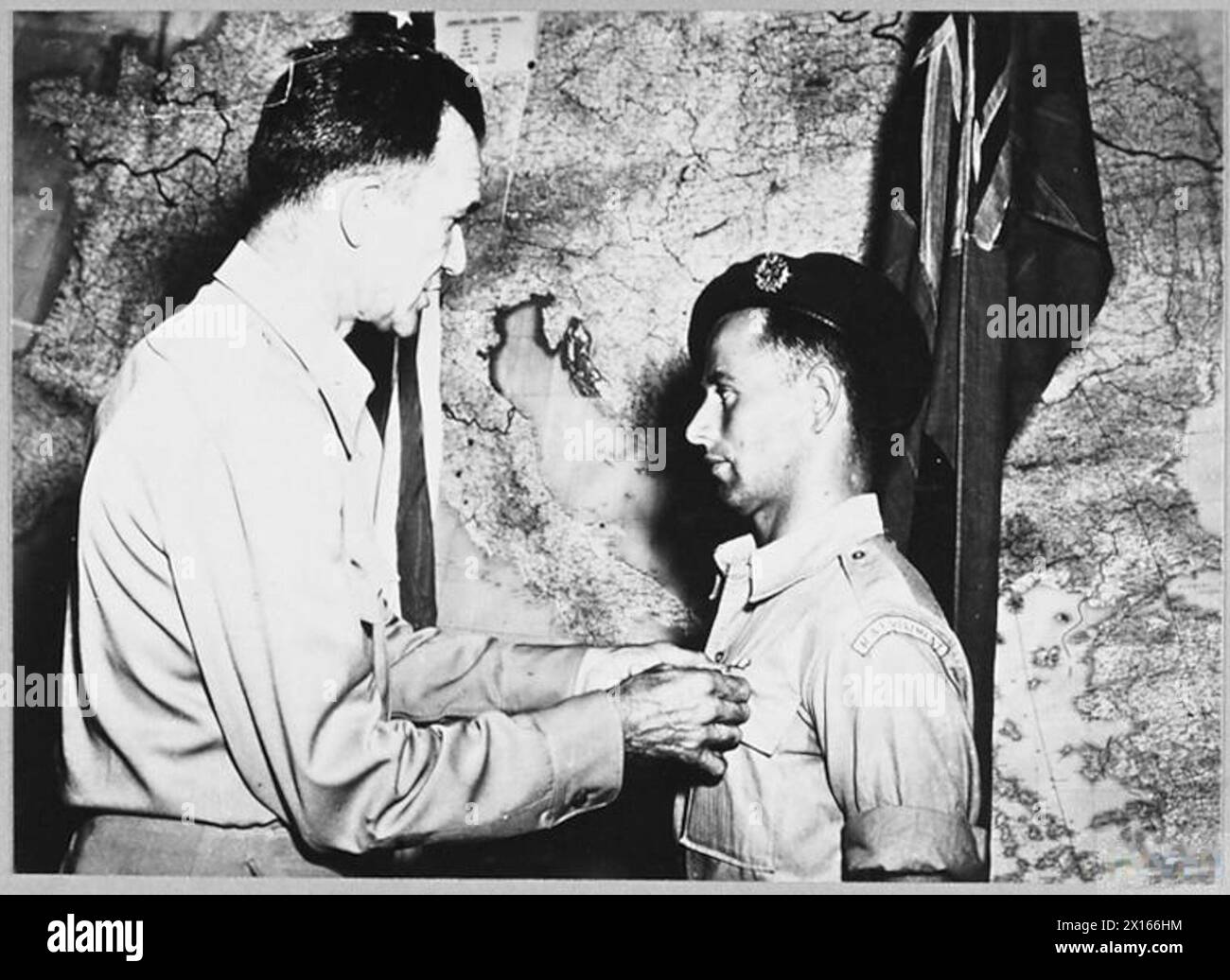SERGEANT DES R.A.F. REGIMENTS gewinnt US-MEDAILLE - am 26. Februar 1944 lief ein Panzerlandeschiff mit 150 amerikanischen Truppen und einer Reihe deutscher Gefangener auf die Felsen vor der italienischen Küste bei Fomi, Ponza. Sergeant Georger Oert, aus "Mullahed", Tander Abee, Co. Armagh, Nordirland, rief eine Rettungsaktion an und führte sie zu einem steilen 200 Fuß. Klippe, an deren Fuß das Schiff gegen die Felsen geschlagen wurde. Es gab keinen Strand zwischen der Klippe und dem Meer, und Sergeant Overend machte sich den Weg nach unten gegen die fast senkrechte Seite der Klippe. Dann wettete er mit der Brust tief hinein Stockfoto