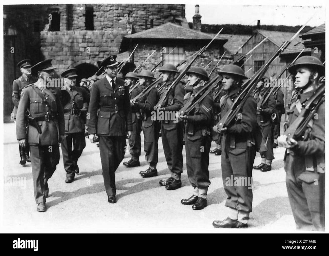 DER HERZOG VON KENT INSPIZIERT VERTEIDIGUNGSANLAGEN - H.R.H. inspiziert Truppen an einem der Orte, die er während seiner Tour durch die British Army besuchte Stockfoto