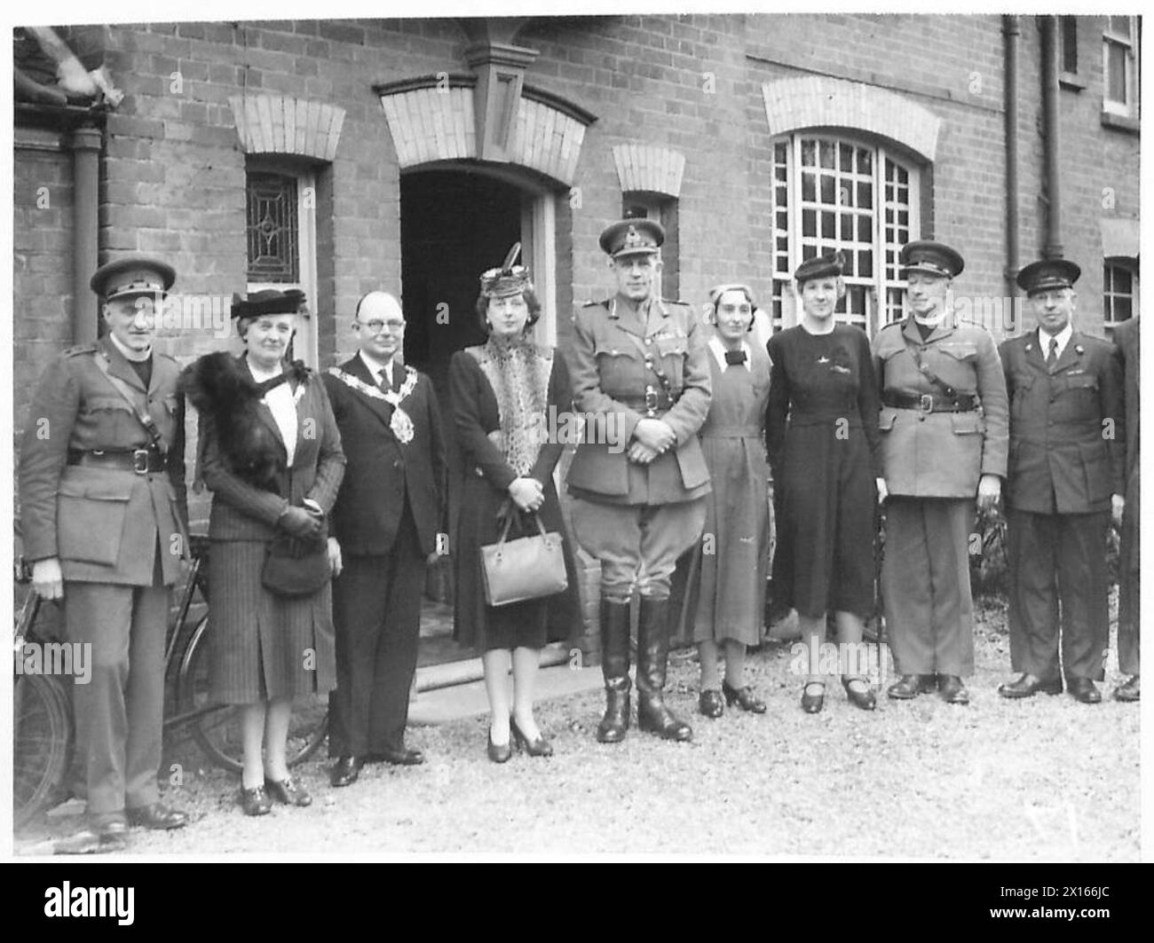 Gruppenfoto nach der Eröffnungszeremonie mit Bürgermeister, Mayoress und Lieutenant General D.G. Johnson VC vom Aldershot Command Stockfoto