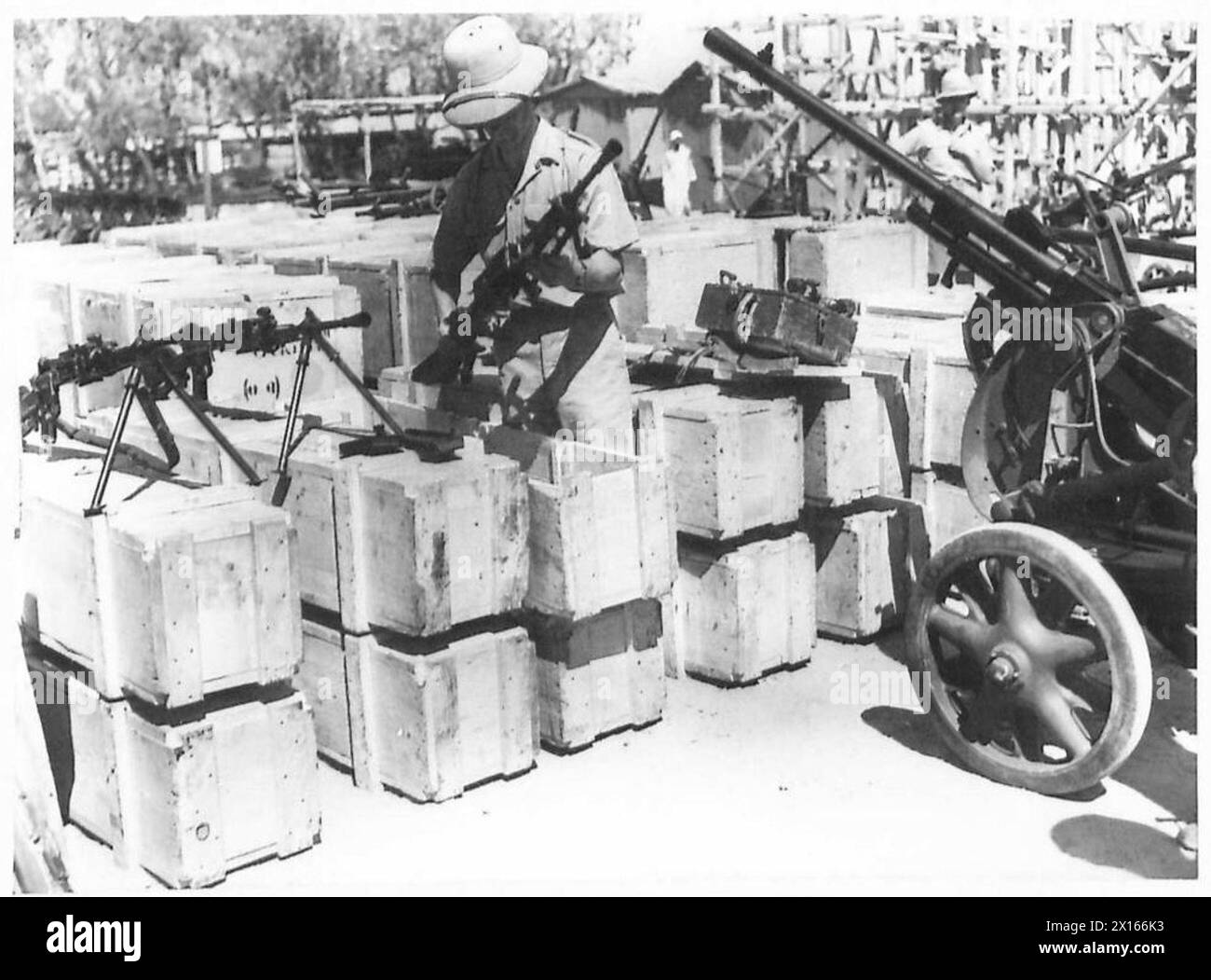 GEFANGENER ITALIENISCHER WAFFEN UND AUSRÜSTUNG - Maschinengewehre und Munition, britische Armee Stockfoto