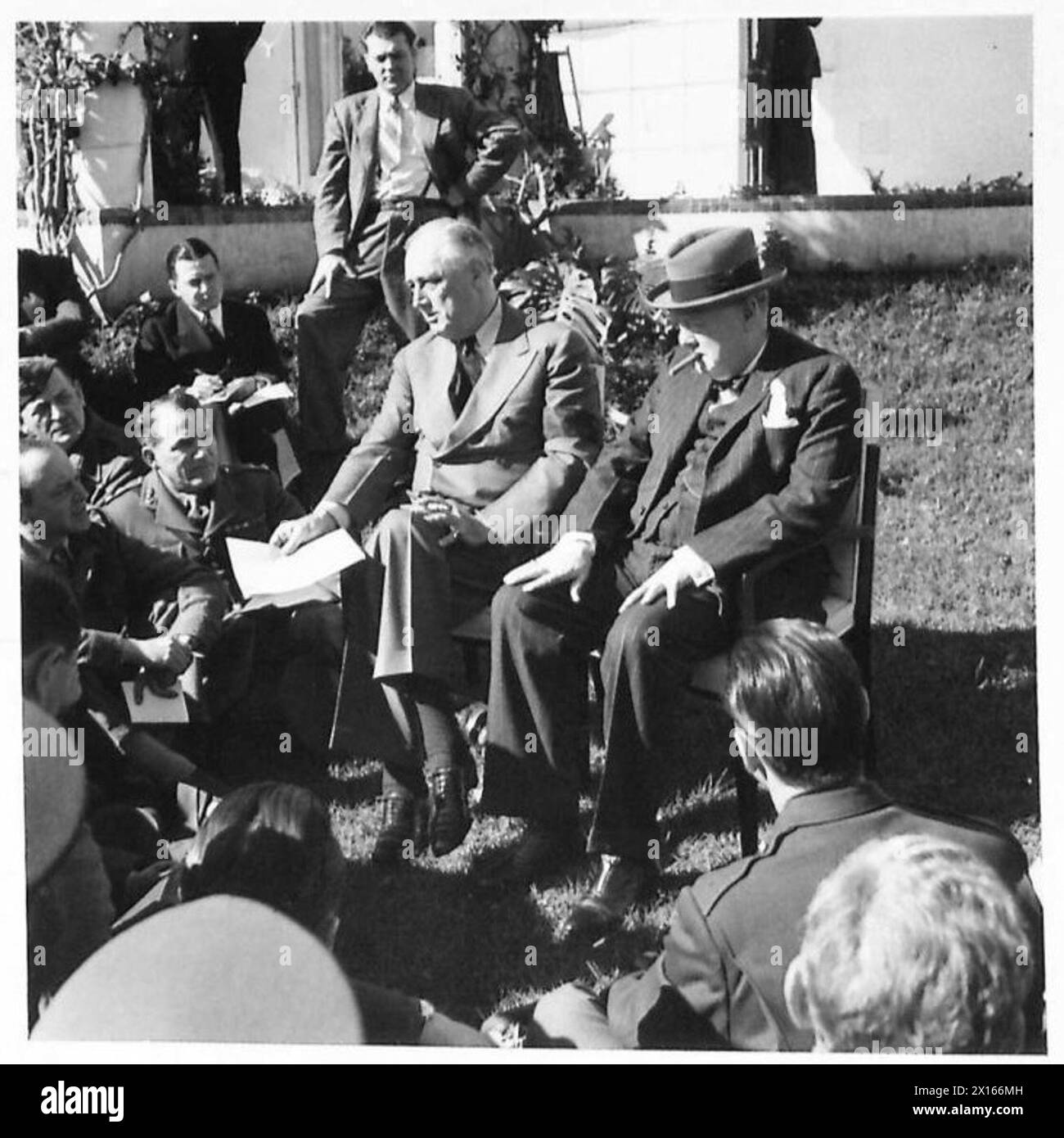 Präsident Franklin D. Roosevelt und Premierminister Winston Churchill sprechen am 24. Januar 1943 während der Casablanca-Konferenz in Villa dar es Saada in Casablanca über Kriegsstrategie und -Koordinierung. Stockfoto