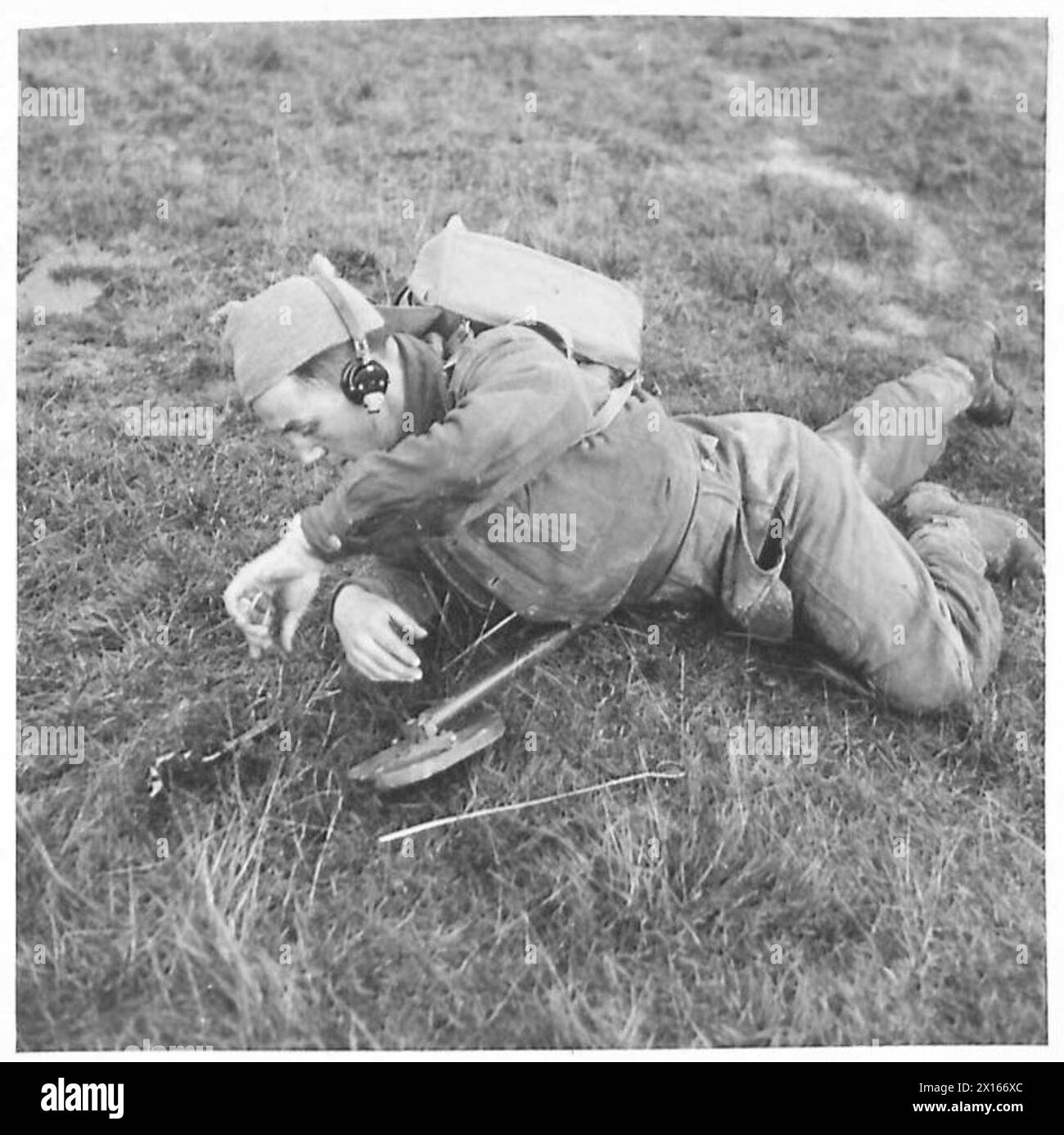DEMONSTRATION DER MINENRÄUMUNG – eine weitere Methode zur Minenräumung. Die Schüler benutzen den Handdetektor der British Army Stockfoto