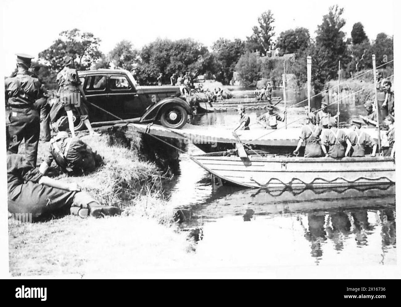 Die Royal Engineers bauen eine Pontonbrücke, die es einem Auto ermöglicht, einen Fluss zu überqueren, und demonstrieren damit militärische Ingenieurskunst und Flussüberquerungen. Stockfoto