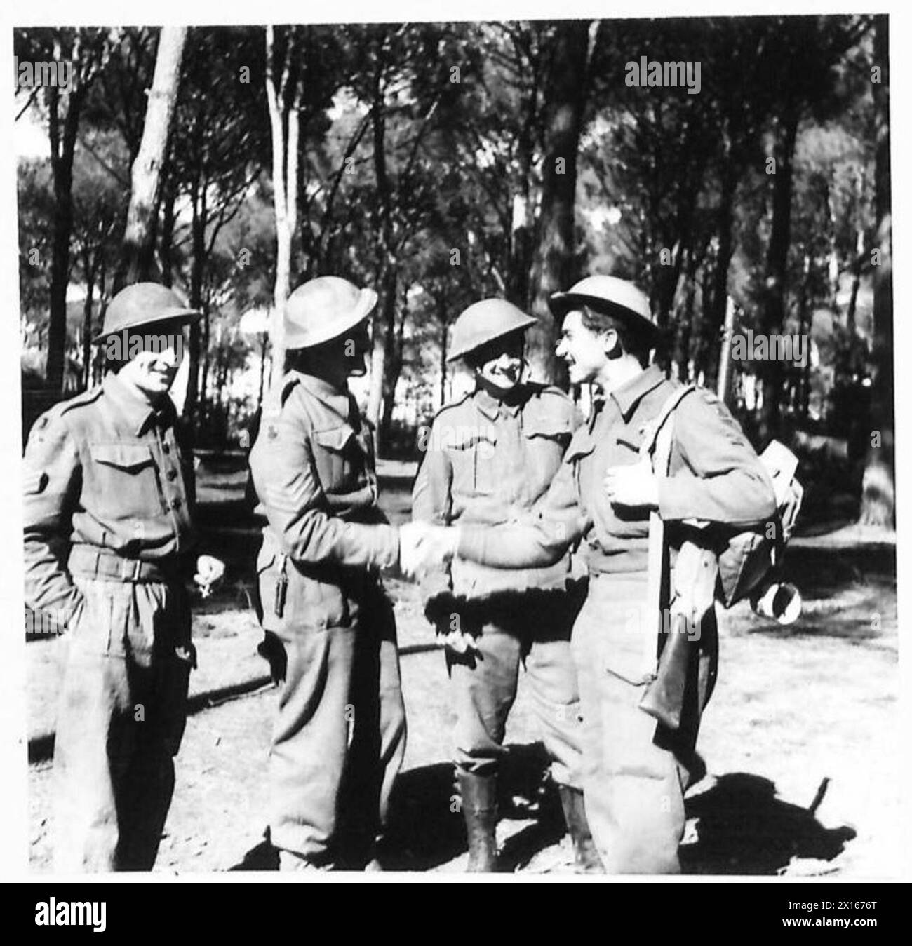 Private Johnson, Mitglied der 5. Armee am Anzio Brückenkopf, trifft auf ehemalige Kameraden der 2/6 Queens im Battalion Headquarters. Stockfoto