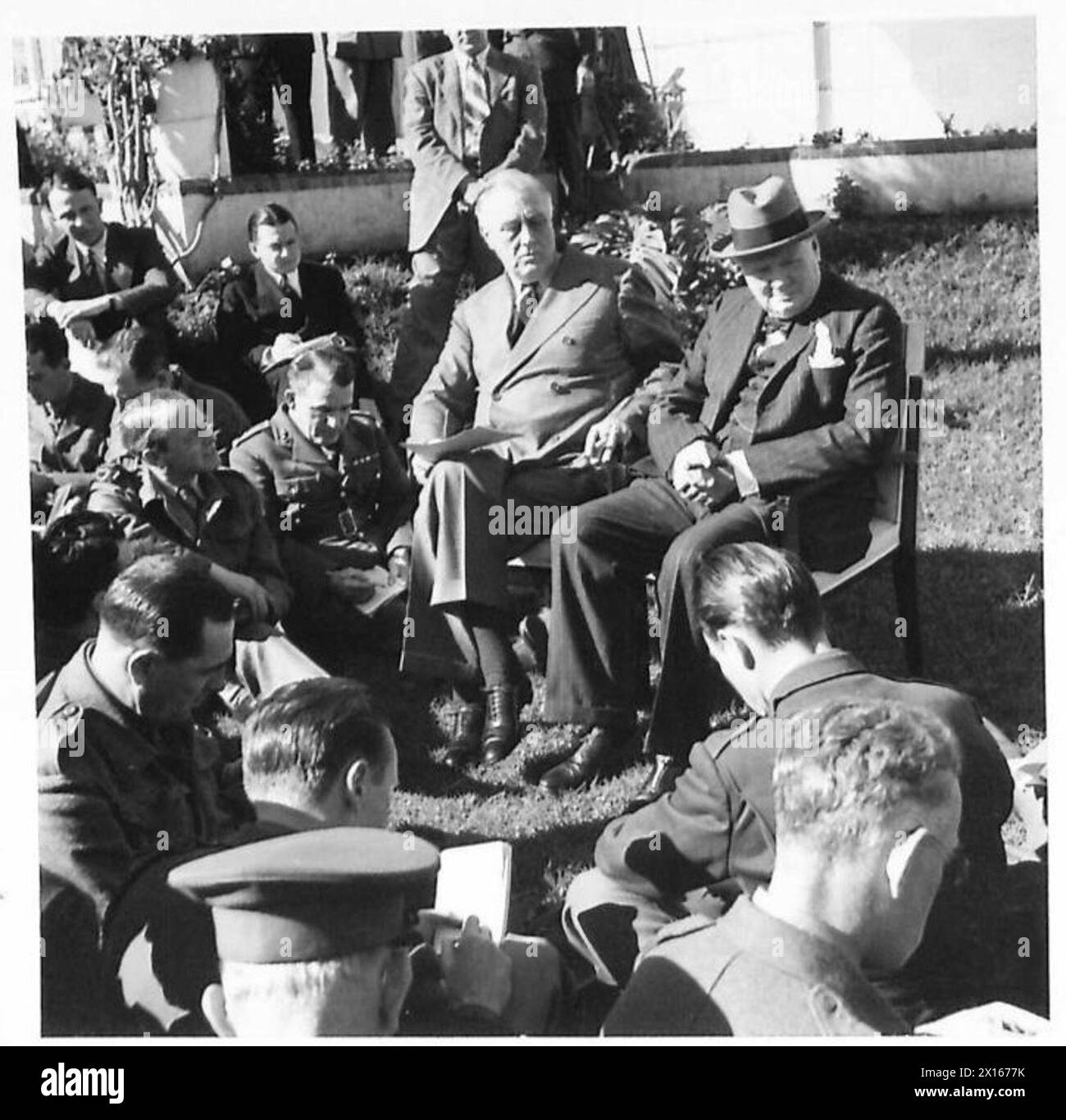 Präsident Franklin D. Roosevelt und Premierminister Winston Churchill sprechen auf der Casablanca-Konferenz in Villa dar es Saada am 24. Januar 1943 an den alliierten Kriegskorrespondenten. Stockfoto